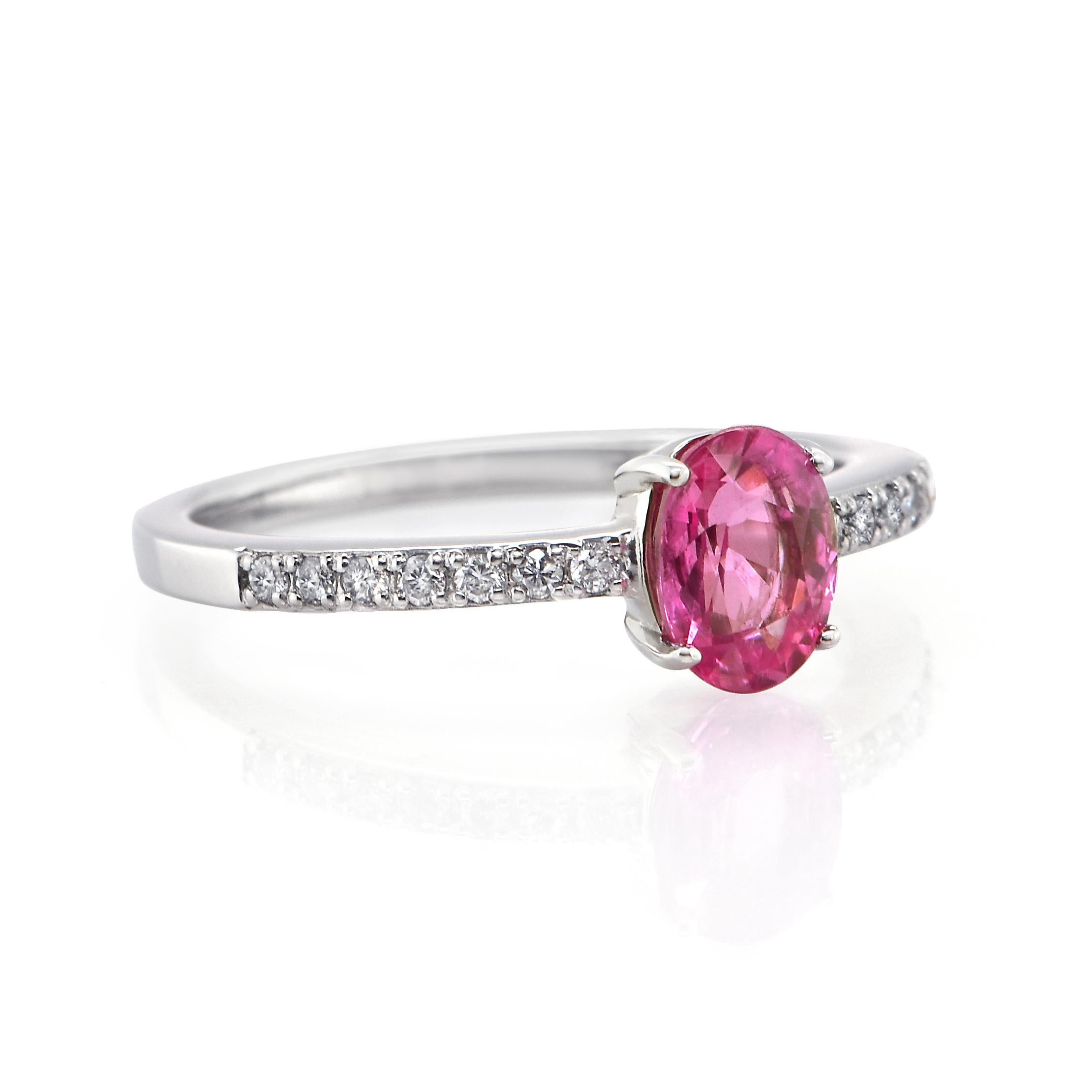 Moderno Anello con zaffiro rosa e diamanti da 1,00 carati in platino in vendita