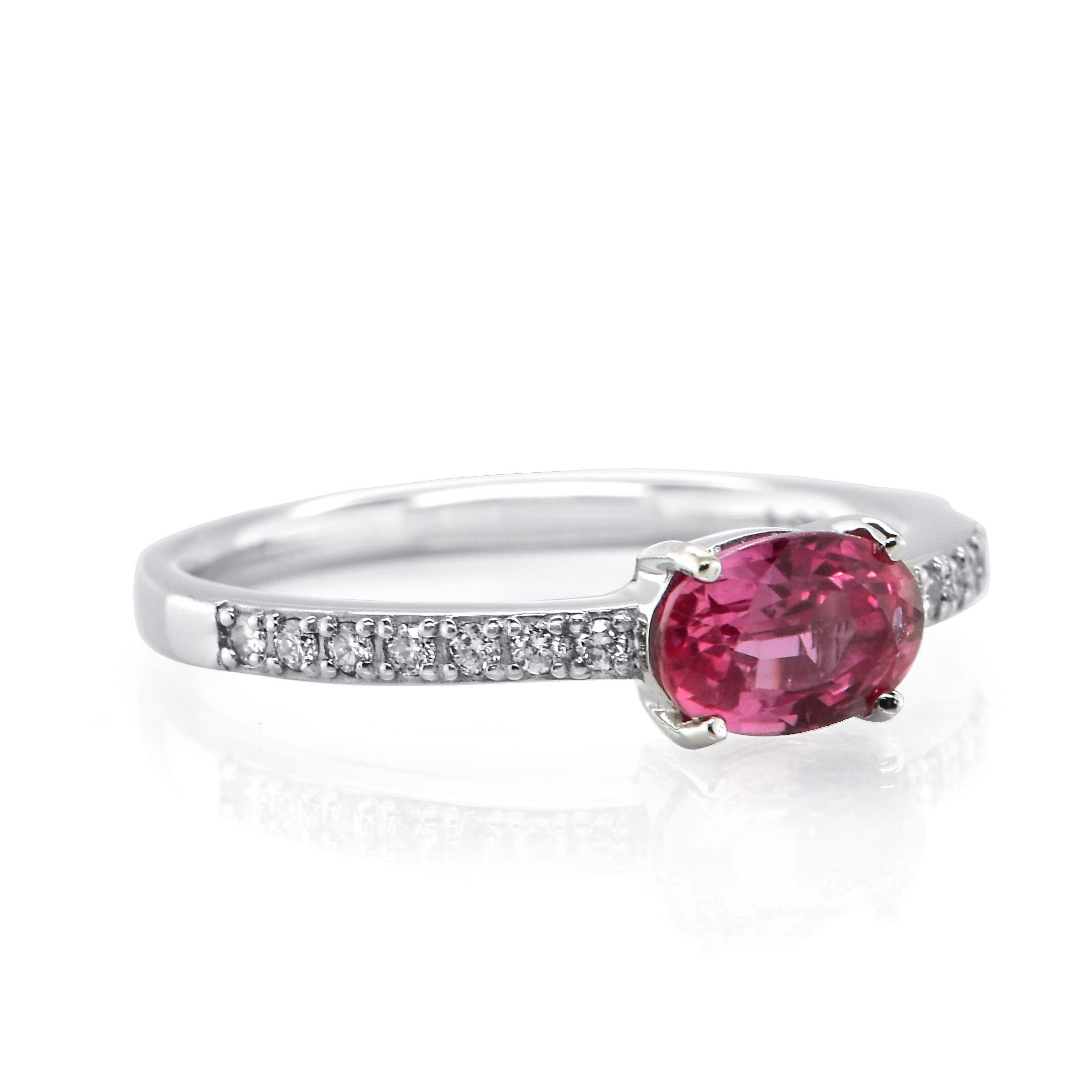 Taglio ovale Anello con zaffiro rosa e diamanti da 1,00 carati in platino in vendita
