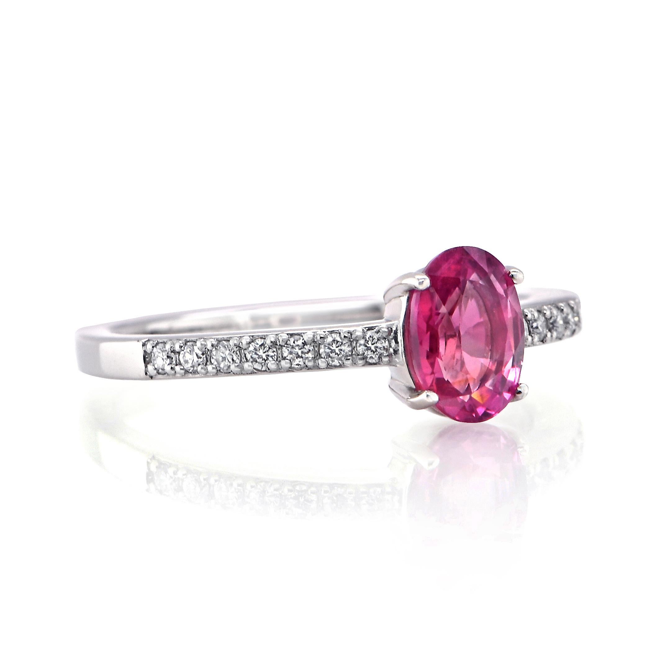 Taglio ovale Anello con zaffiro rosa e diamanti da 1,00 carati in platino in vendita