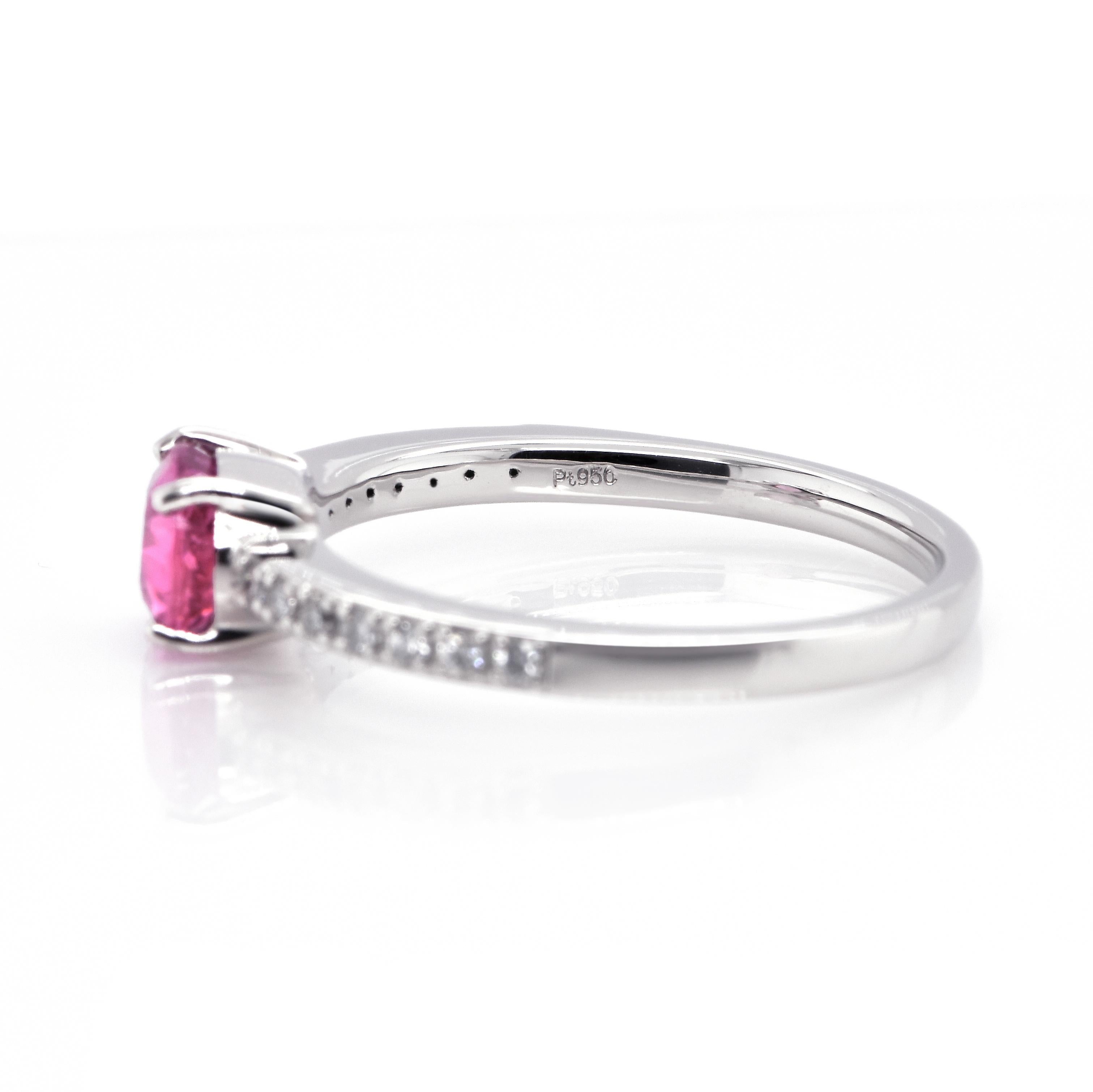 Anello con zaffiro rosa e diamanti da 1,00 carati in platino In condizioni Nuovo in vendita a Tokyo, JP