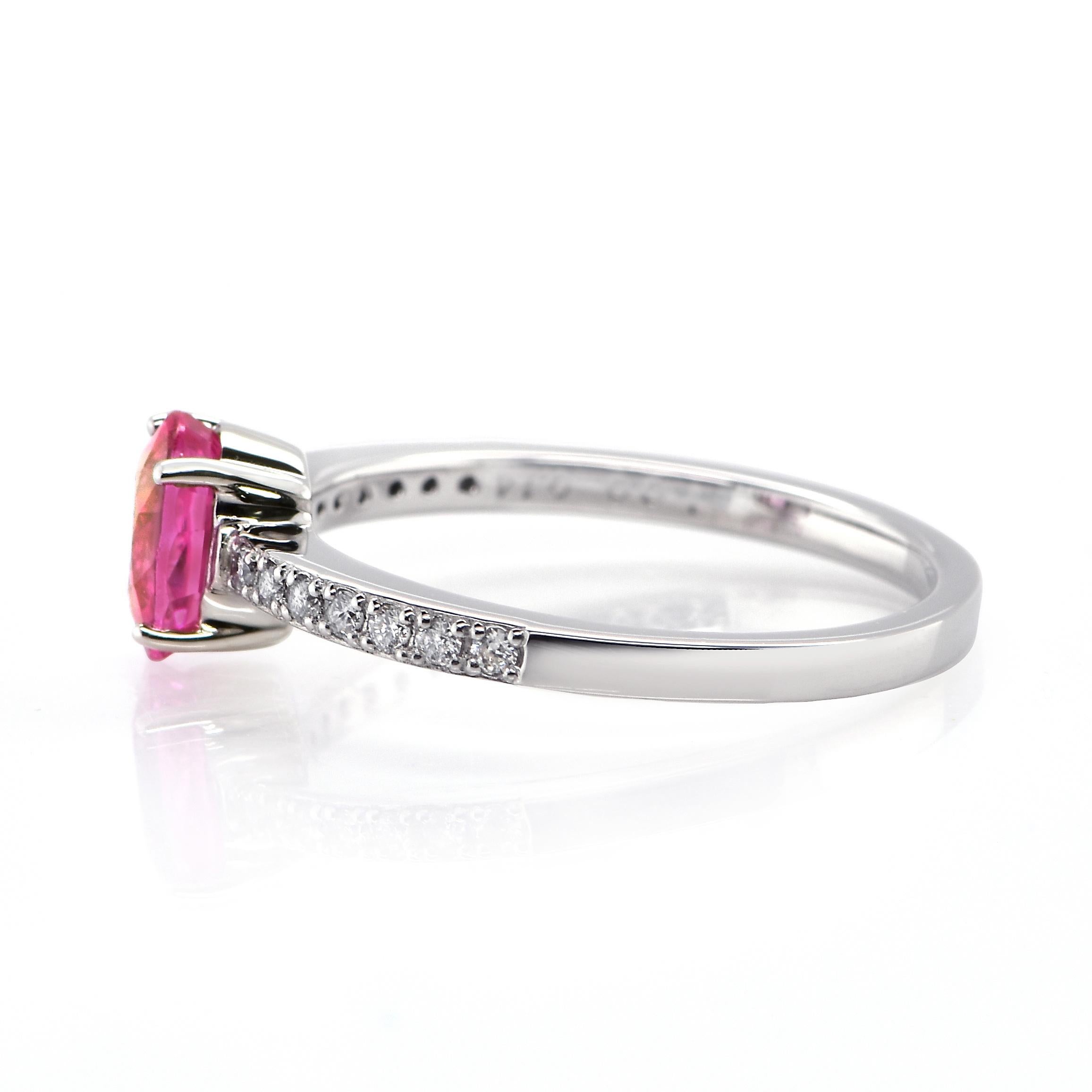 Taglio ovale Anello con zaffiro rosa e diamanti da 1,00 carati in platino in vendita