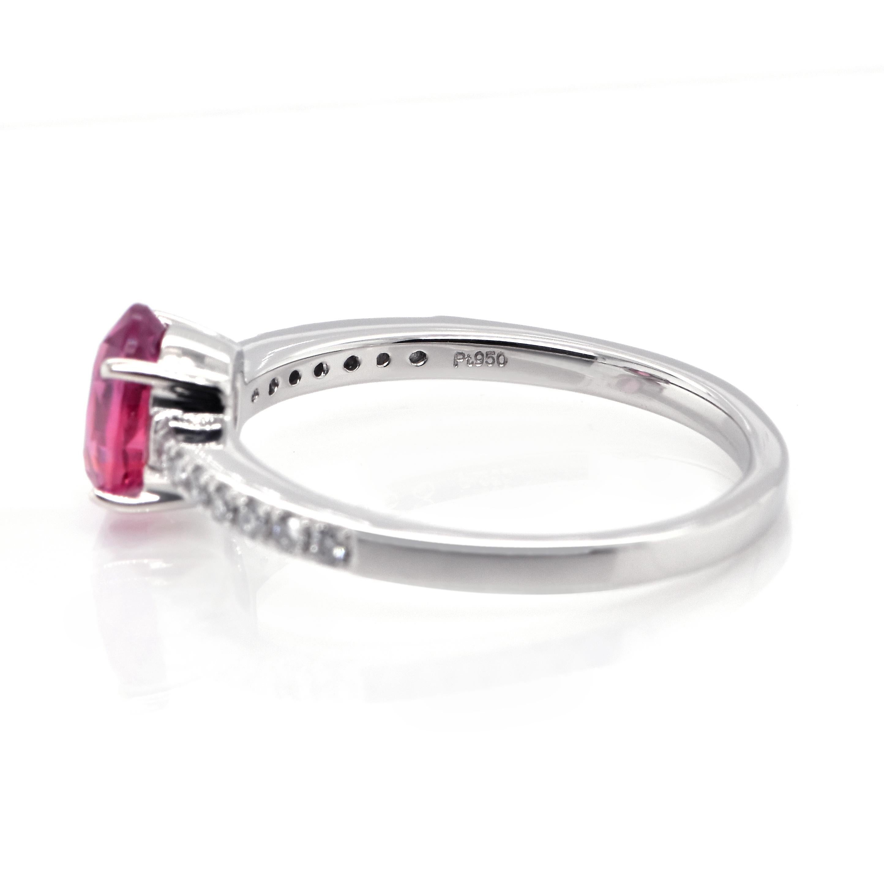 Anello con zaffiro rosa e diamanti da 1,00 carati in platino In condizioni Nuovo in vendita a Tokyo, JP