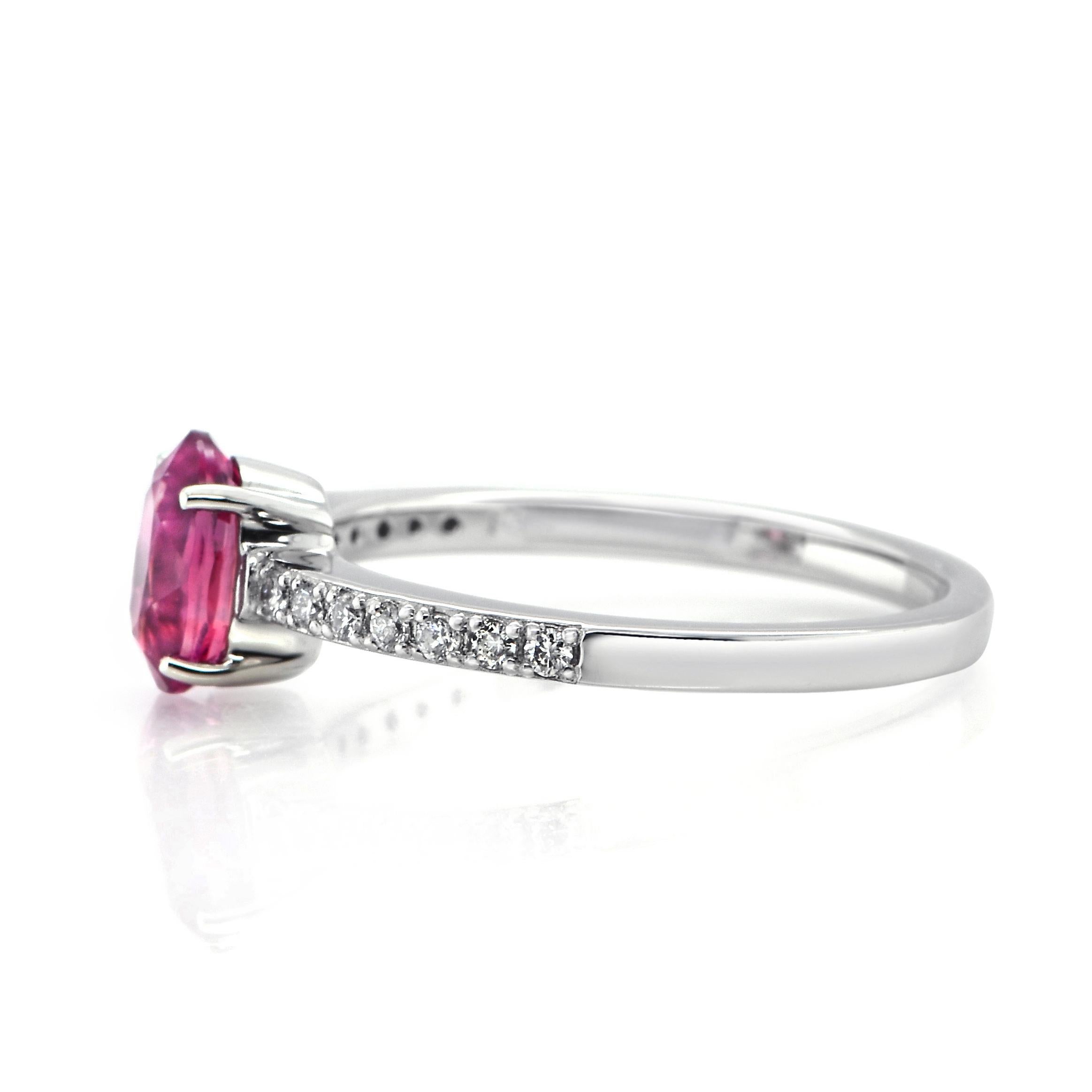 Anello con zaffiro rosa e diamanti da 1,00 carati in platino in vendita 1