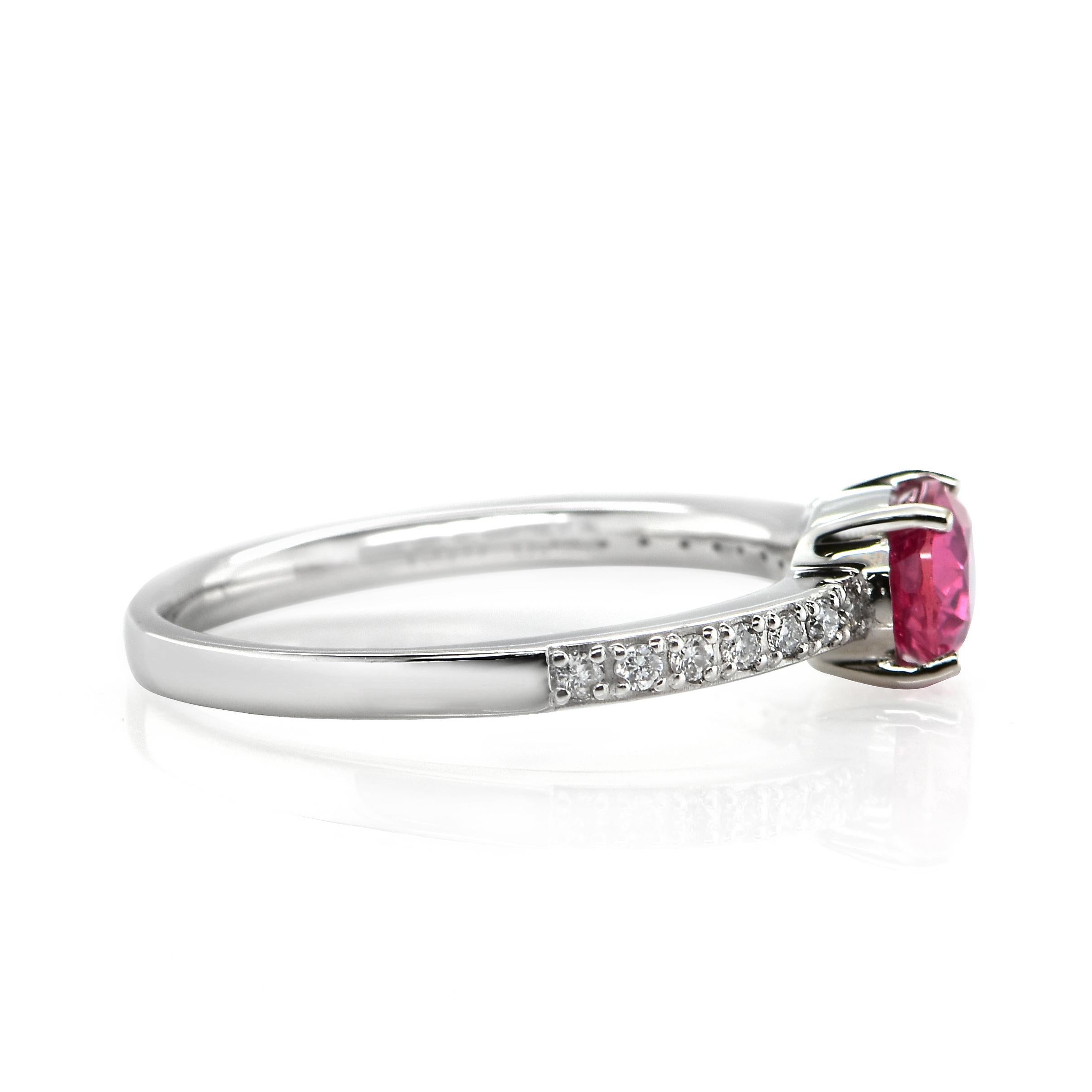 Anello con zaffiro rosa e diamanti da 1,00 carati in platino in vendita 2