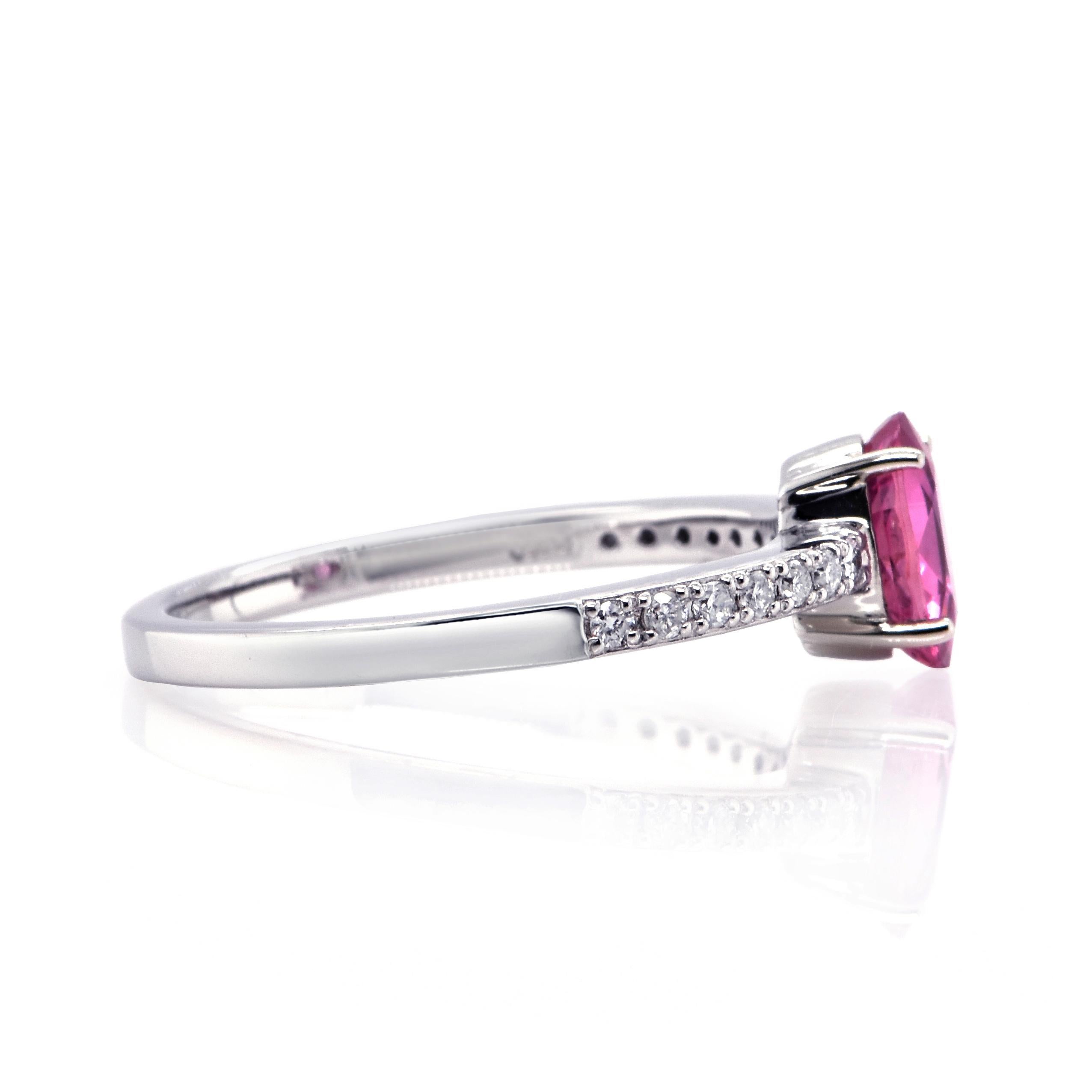 Anello con zaffiro rosa e diamanti da 1,00 carati in platino in vendita 2