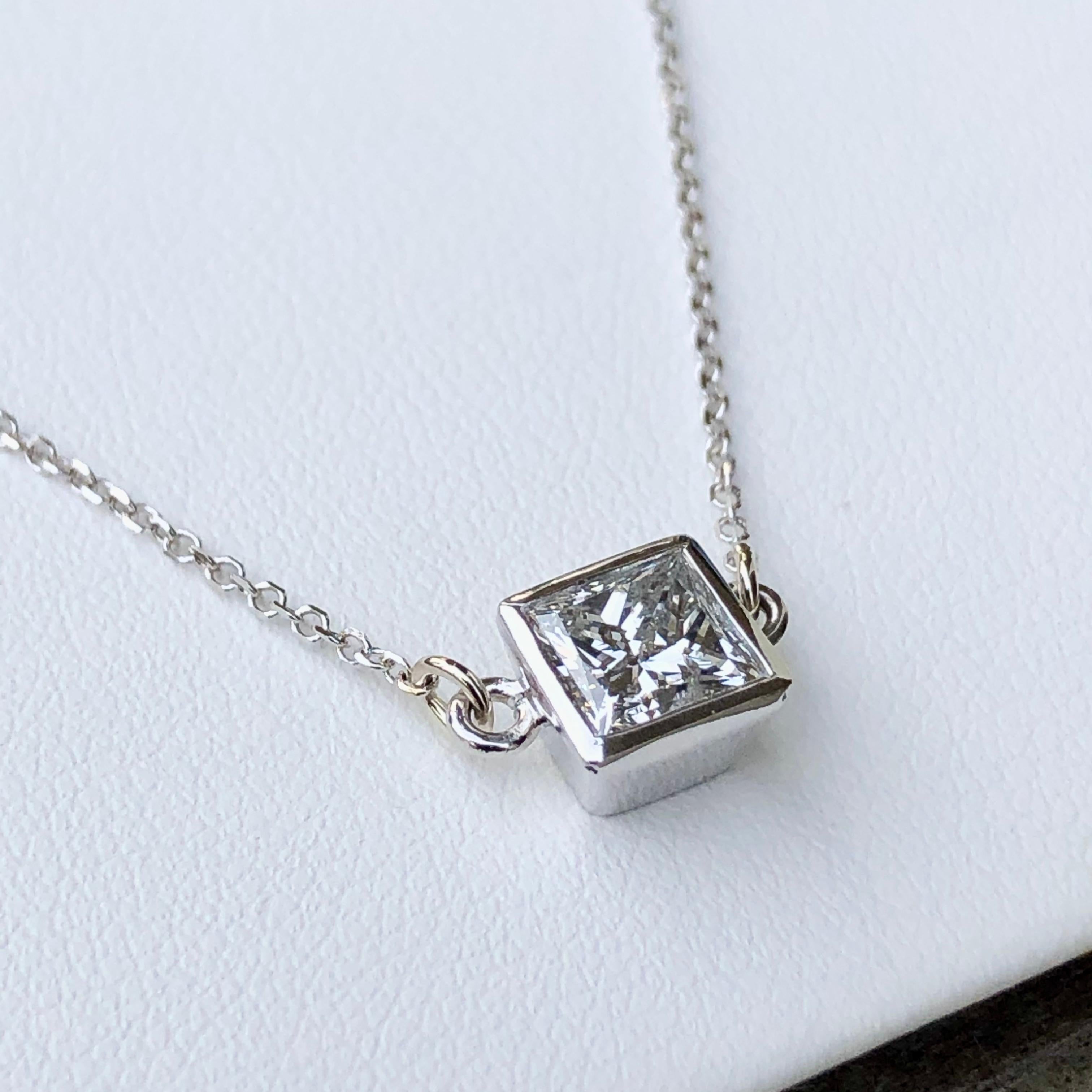 Collier à pendentif solitaire en diamant taille princesse de 1,00 carat Unisexe en vente