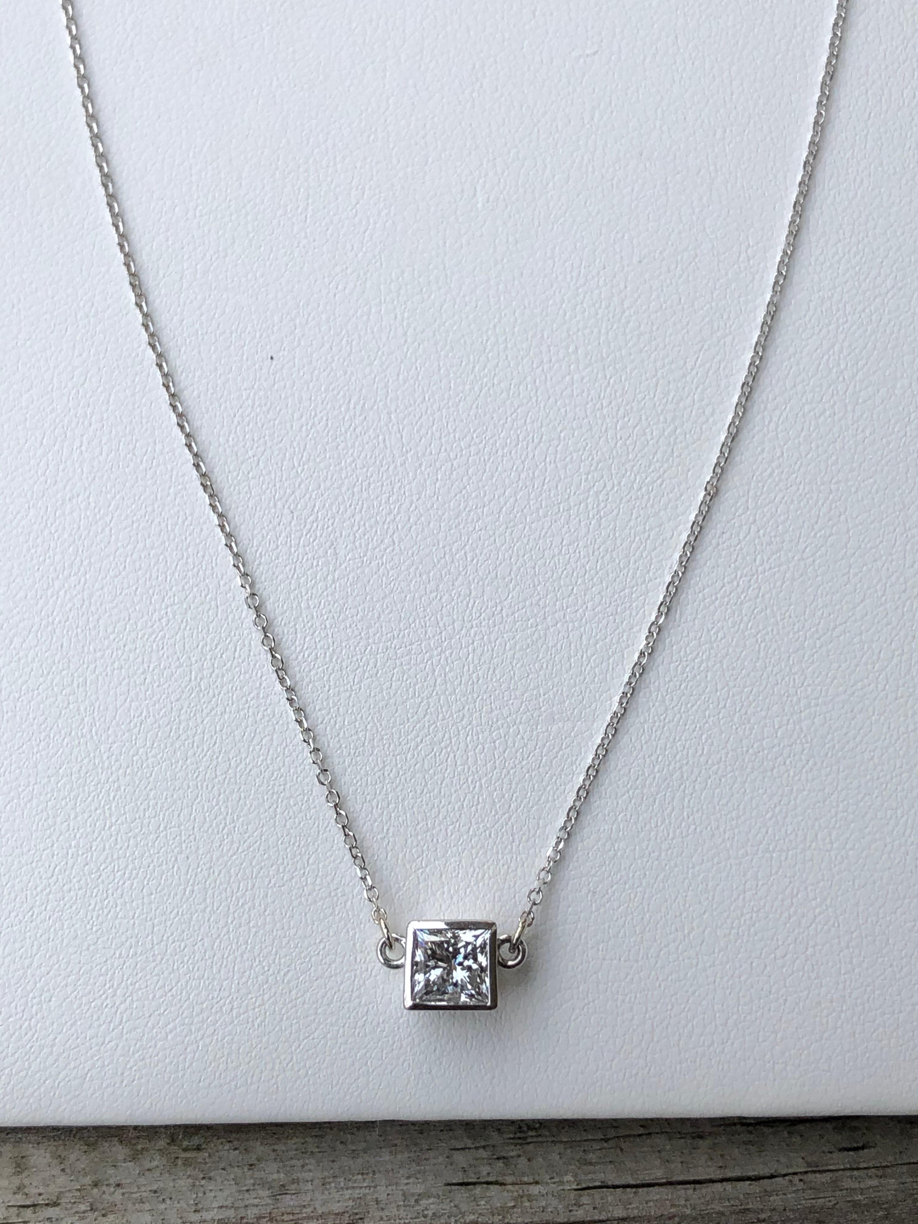 Collier à pendentif solitaire en diamant taille princesse de 1,00 carat en vente 1