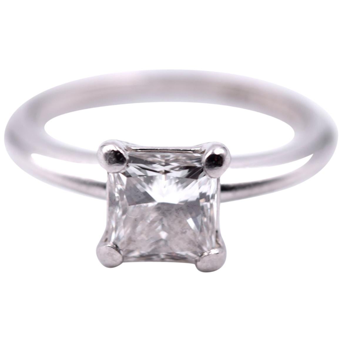 Anillo de compromiso de diamantes en platino talla princesa de 1,00 quilates