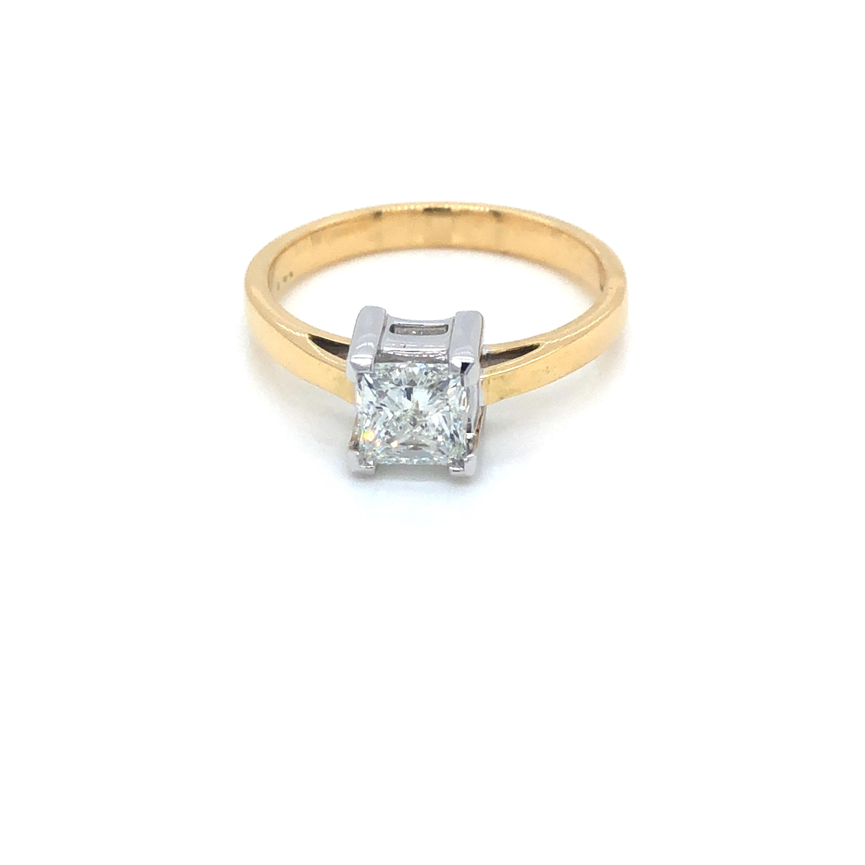 Bague de fiançailles solitaire Hasbani en or 18 carats avec diamant princesse de 1,00 carat Pour femmes en vente