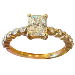 Anello in oro giallo 14 carati con un diamante da 1,00 carati a taglio radiant e un diamante da 0,30 carati