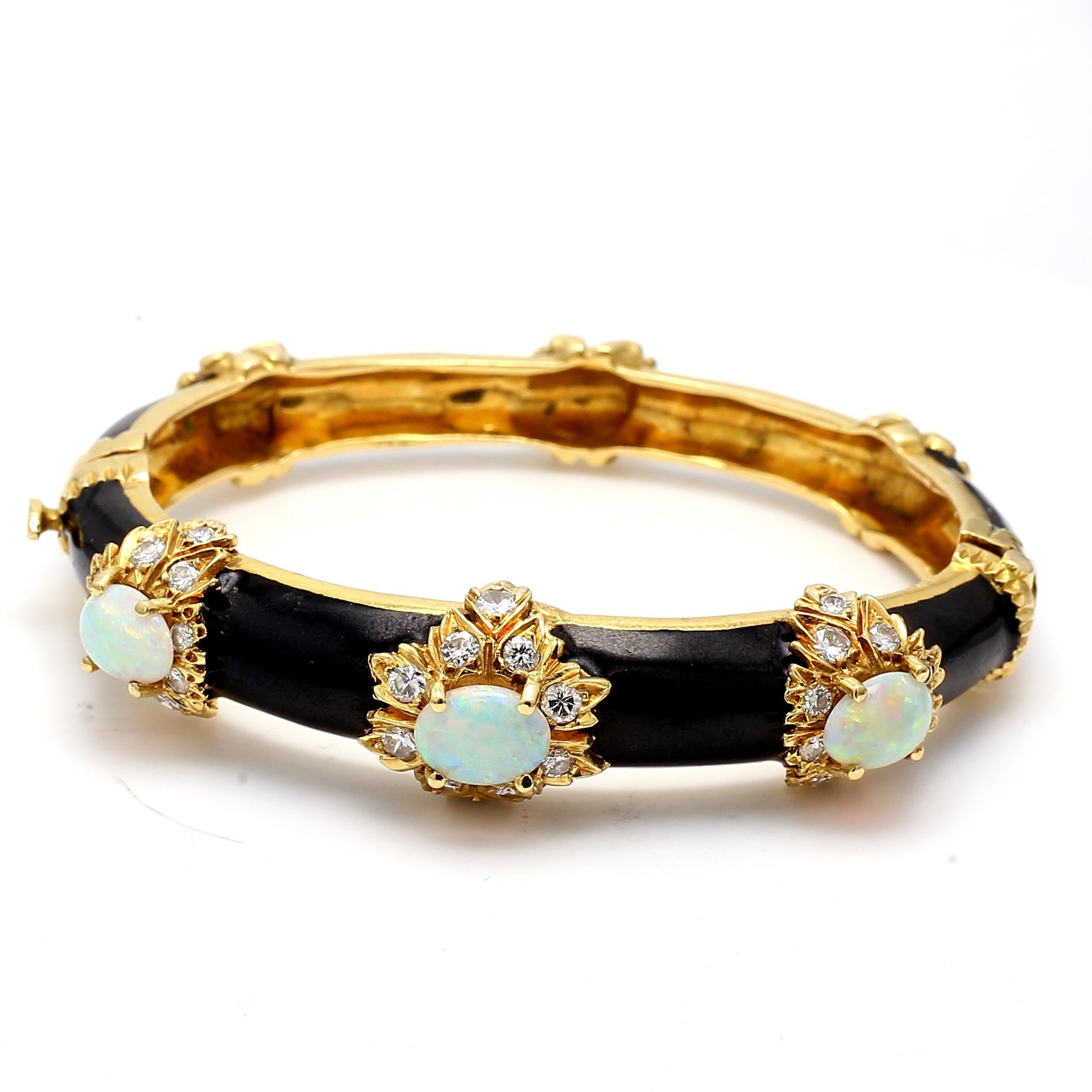 Titre :
Bracelet jonc en or jaune 18 carats avec diamants taille radiant H VS2 de 1,00 carat


Le style :
Bracelet


Métal :
Or jaune 18 carats


Pierre précieuse 1 :
Diamant de 1 carat


Nombre de pierres :
30


Couleur :
H


La clarté