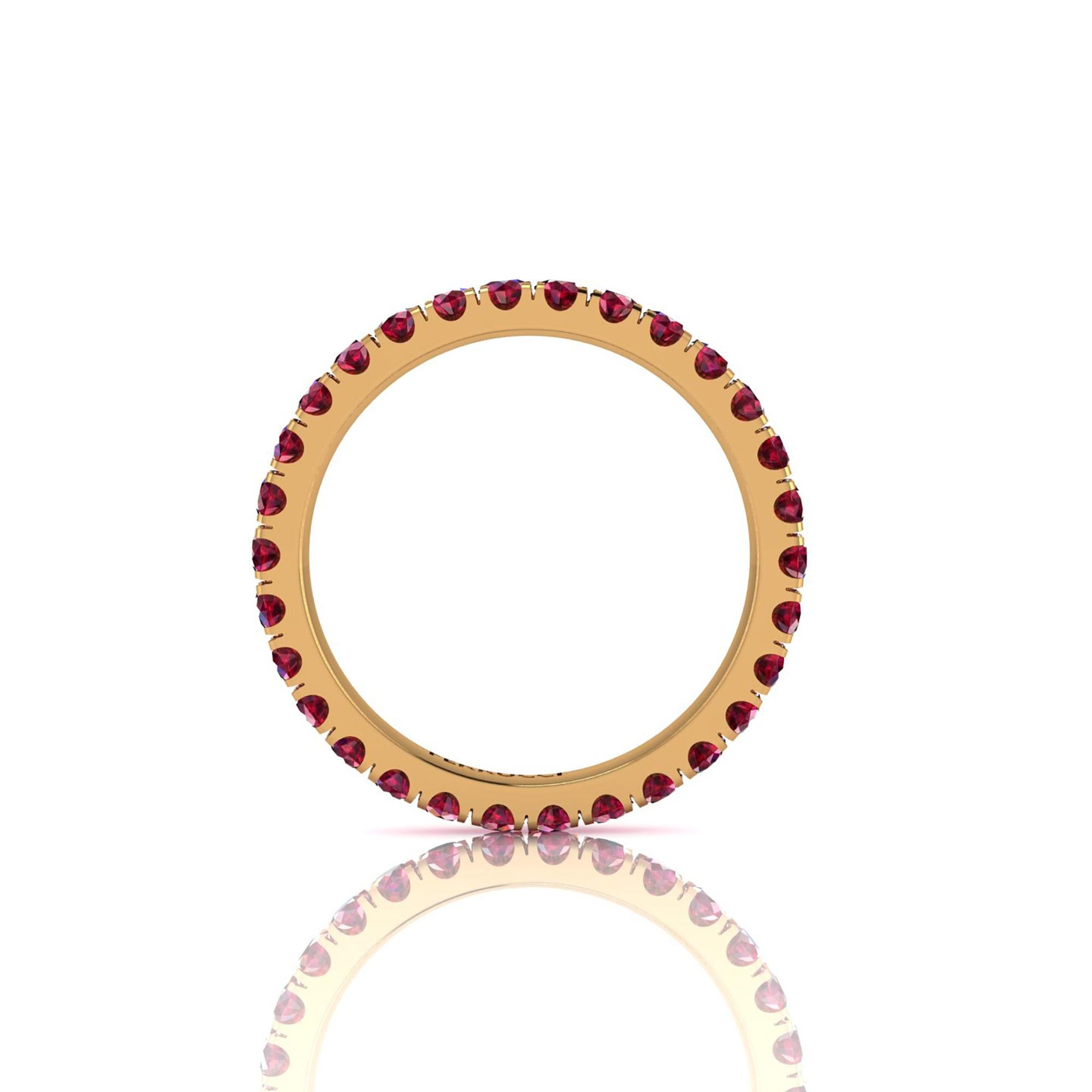 Moderne Bague d'éternité empilable en or jaune 18 carats et rubis rouges 1 carat en vente