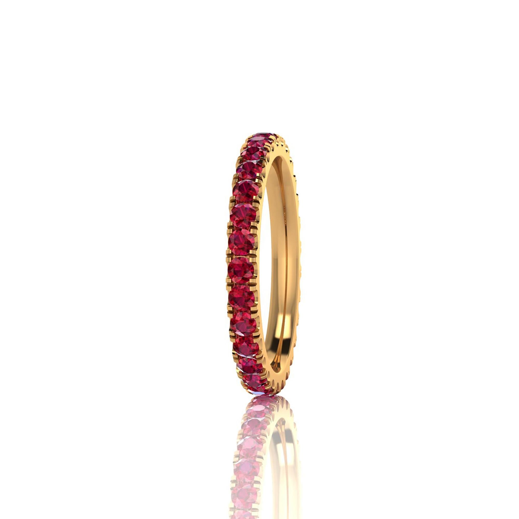 Taille ronde Bague d'éternité empilable en or jaune 18 carats et rubis rouges 1 carat en vente