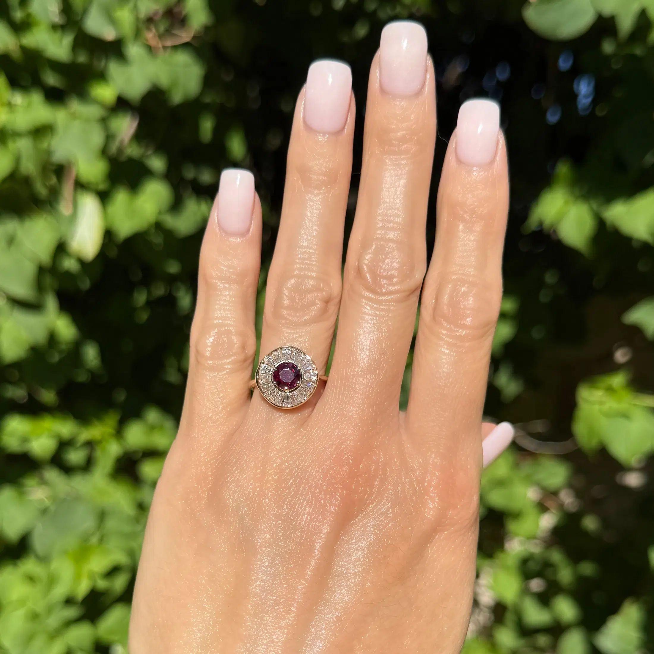 1,00 Karat roter Rubin und Baguette Diamant Gold Vintage Ballerina Ring (Modernistisch) im Angebot