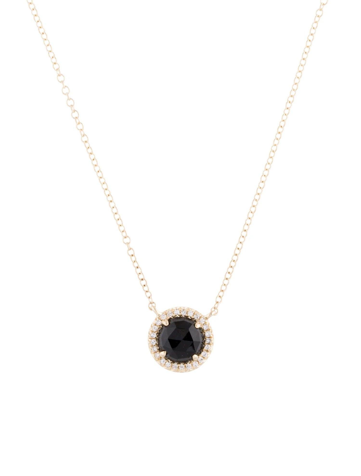 Ce pendentif en onyx noir et diamants est un accessoire étonnant et intemporel qui peut ajouter une touche de glamour et de sophistication à n'importe quelle tenue. 

Ce pendentif présente un onyx noir rond de 1,00 carat, avec un halo de diamants