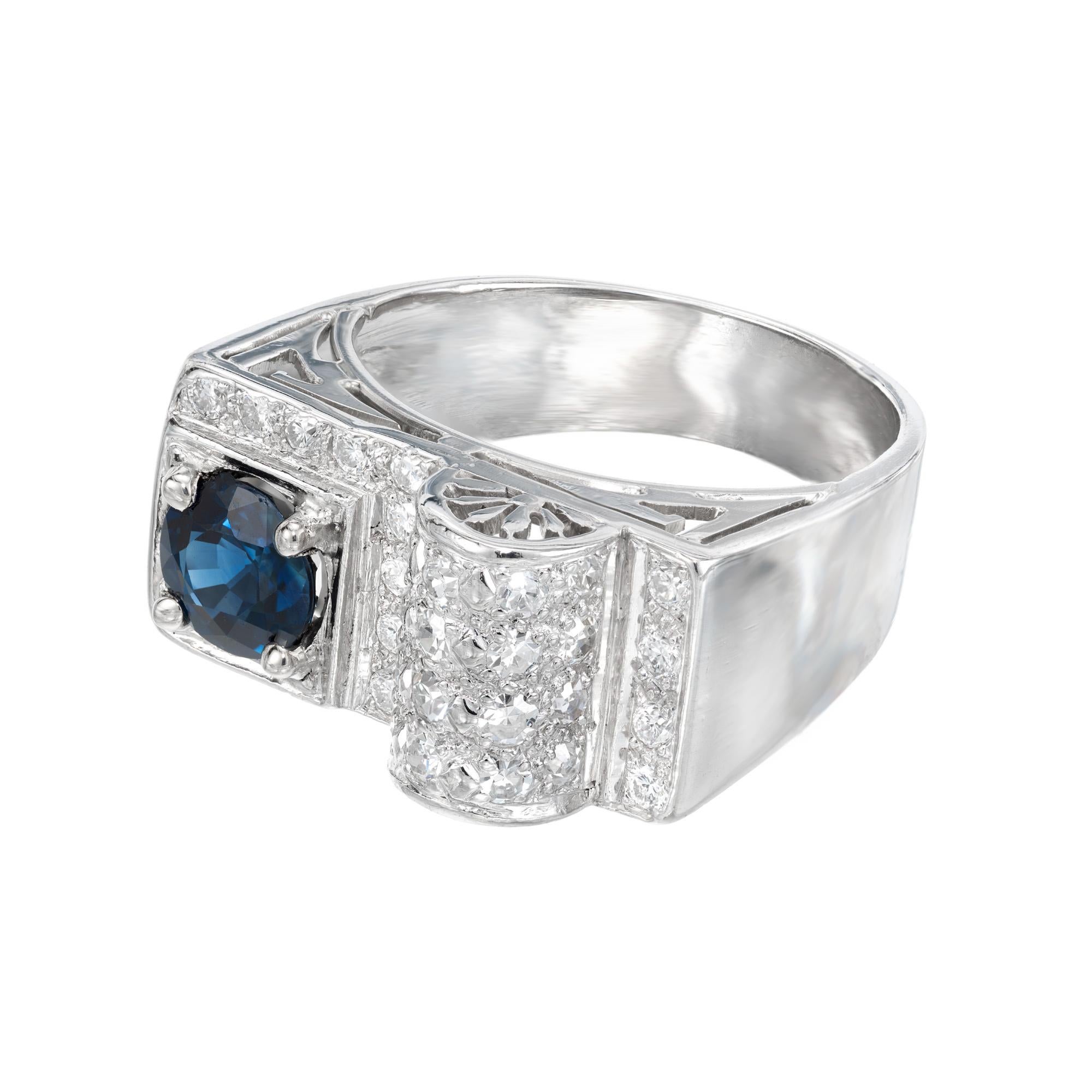 Platinring mit rundem blauem Saphir und Pavé-Diamant (Rundschliff) im Angebot