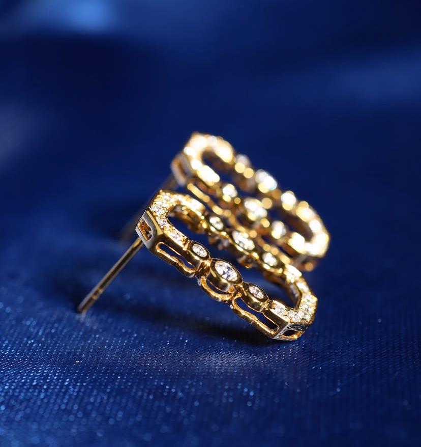 Boucles d'oreilles exquises en diamants au design contemporain, au style moderne et raffiné.
Les boucles d'oreilles sont en or 18k avec des diamants éblouissants de 1.00 carat, de taille ronde et brillante, de couleur F et de pureté VS, très