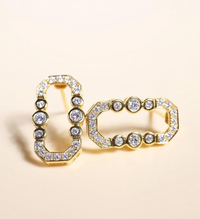 Boucles d'oreilles en or 18 carats de 1,00 carat de diamants ronds de forme brillante en vente 1