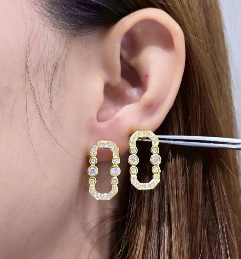Boucles d'oreilles en or 18 carats de 1,00 carat de diamants ronds de forme brillante en vente 3