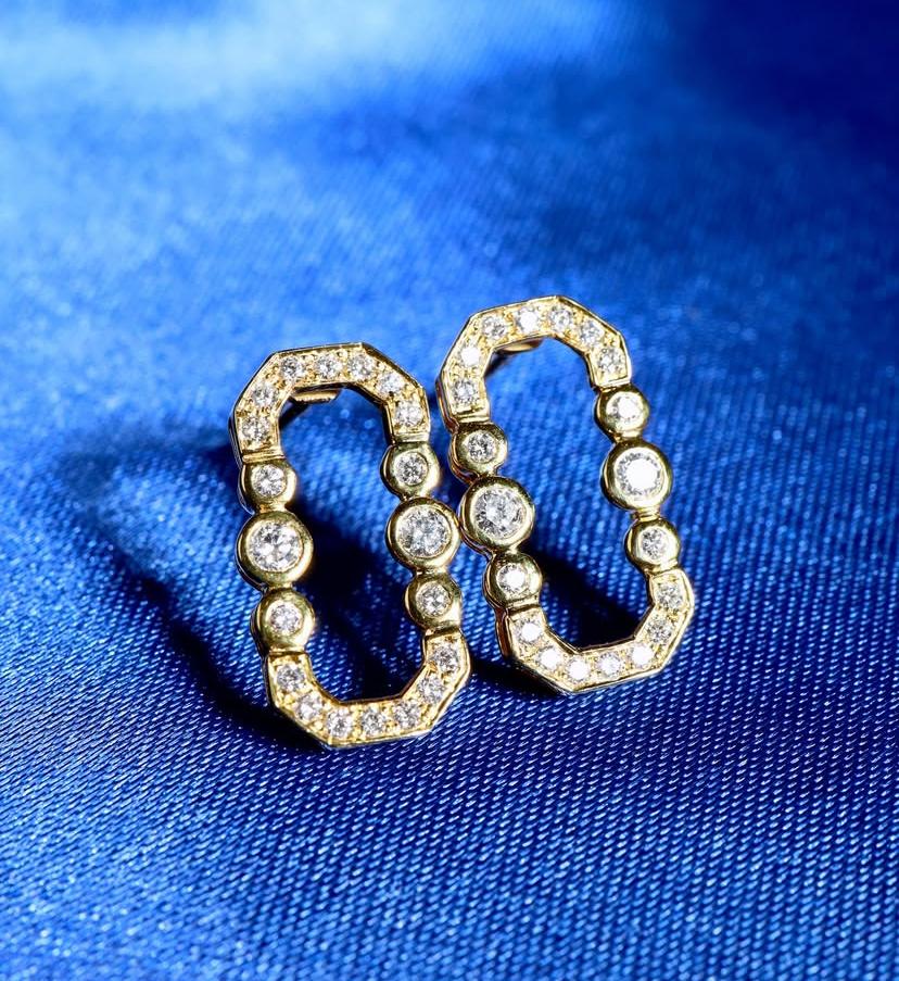 Boucles d'oreilles en or 18 carats de 1,00 carat de diamants ronds de forme brillante en vente 4