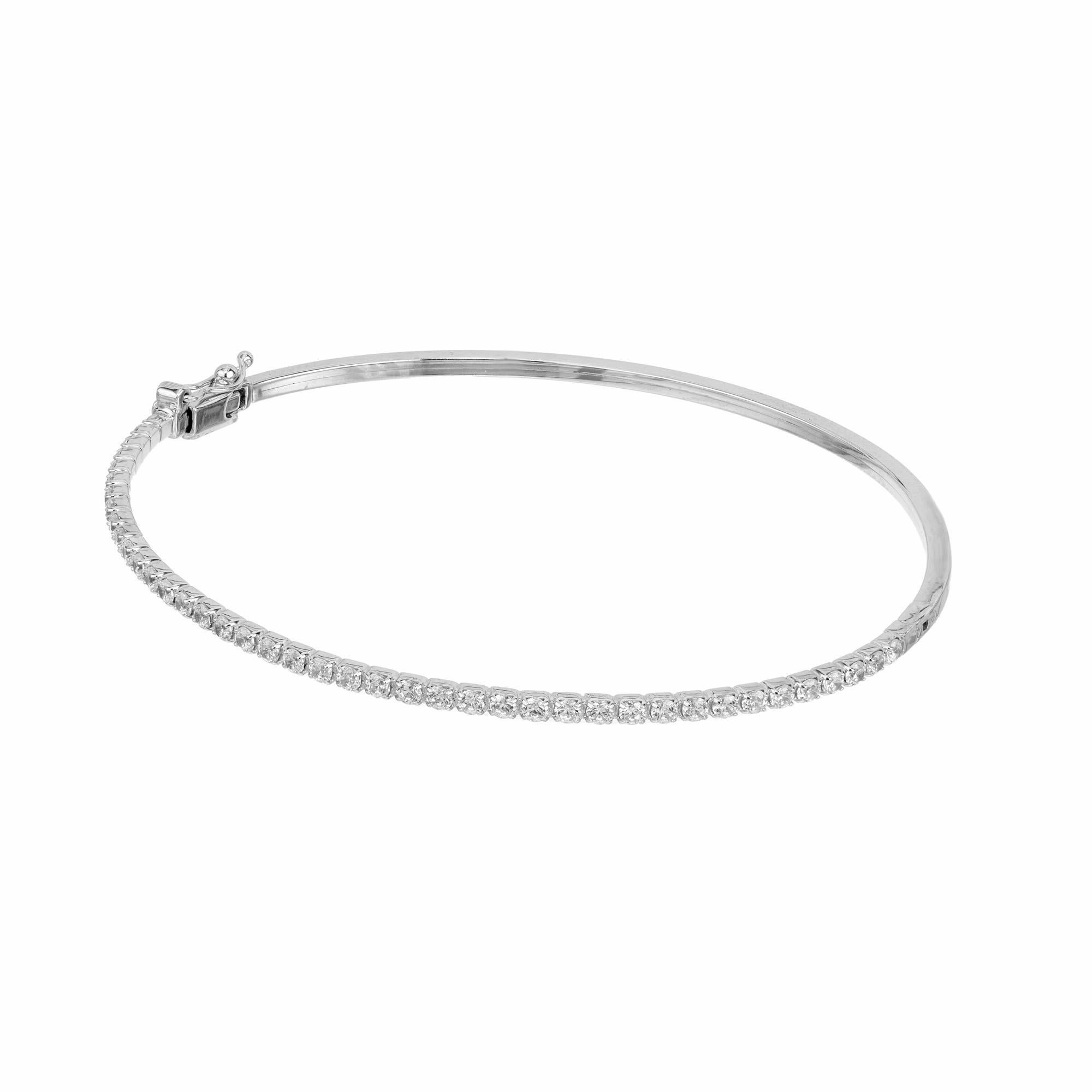 Questo bracciale bangle con diamanti è un pezzo semplice e senza tempo che sussurra raffinatezza. Questo bracciale, un vero capolavoro di artigianato, abbina lo scintillio abbagliante di 41 diamanti rotondi taglio brillante alla lucentezza elegante