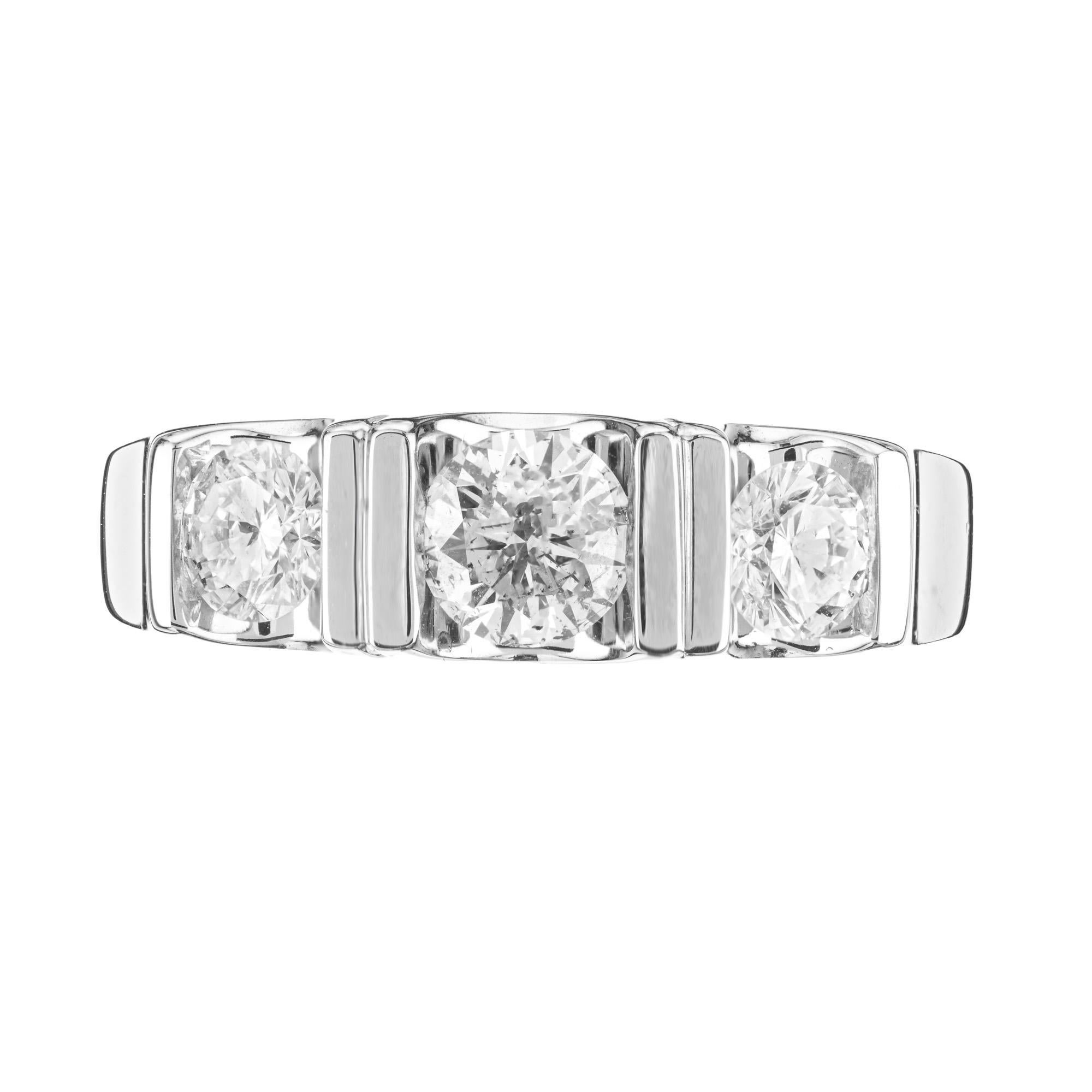 Alianza de oro blanco con tres piedras de diamantes. En el centro de esta alianza hay un diamante redondo de talla brillante con un peso total de 0,47 quilates, acentuado por dos diamantes redondos laterales de talla brillante con un peso total en