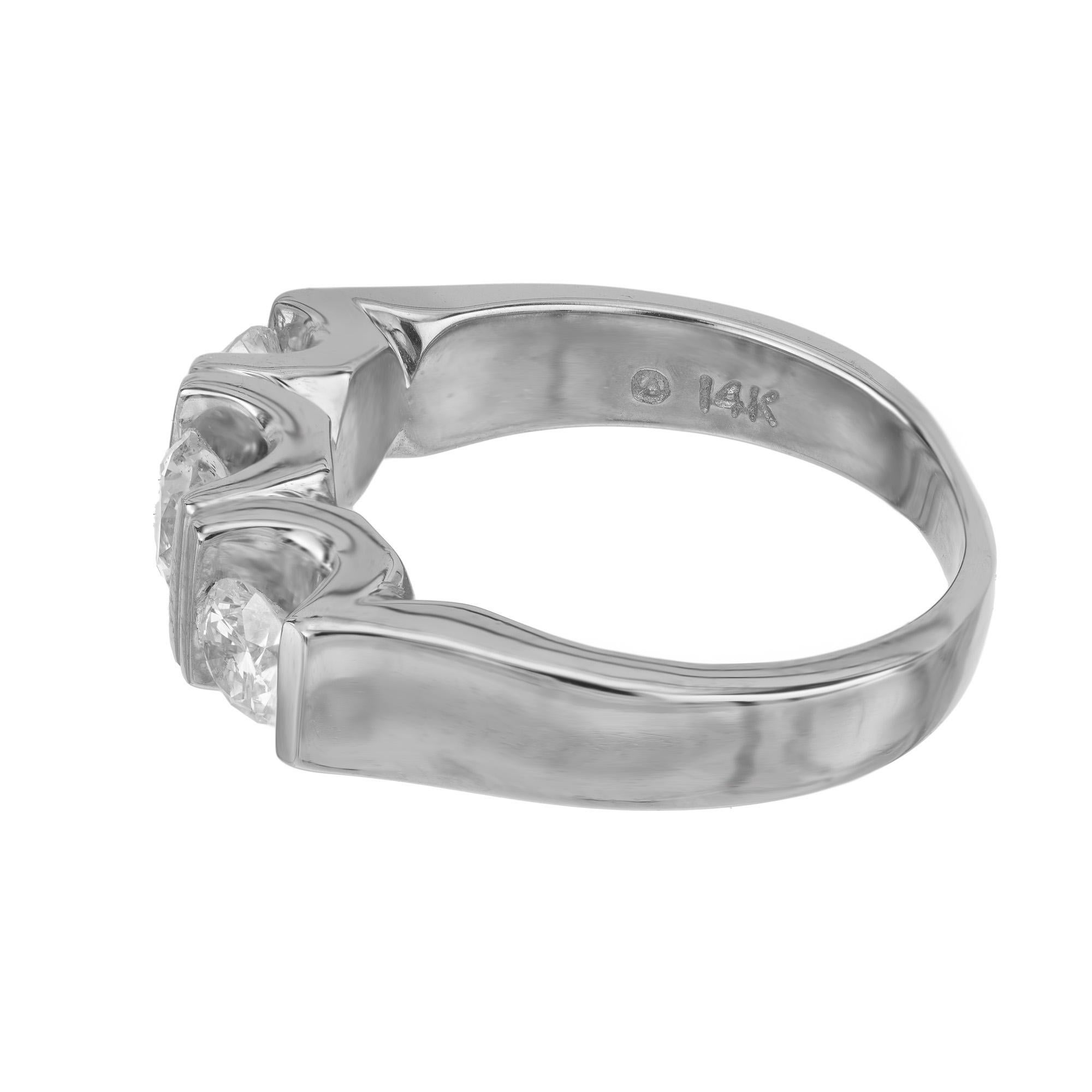 Anillo de oro blanco de 1,00 quilates con diamante redondo talla brillante y tres piedras en Excelente estado para la venta en Stamford, CT