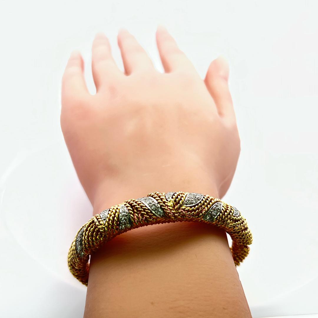 Bracelet en or jaune 18K texturé avec diamant rond brillant de 1,00 carat en vente 5