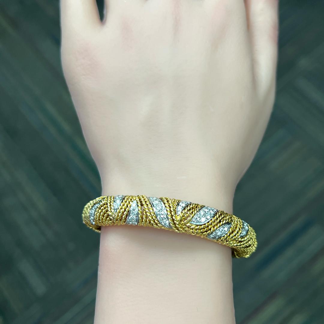 Bracelet en or jaune 18K texturé avec diamant rond brillant de 1,00 carat en vente 6