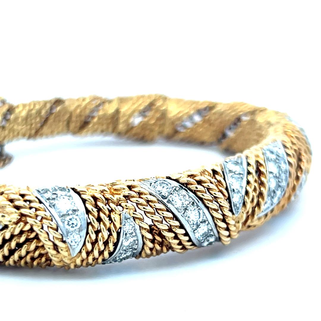 Bracelet en or jaune 18K texturé avec diamant rond brillant de 1,00 carat en vente 7