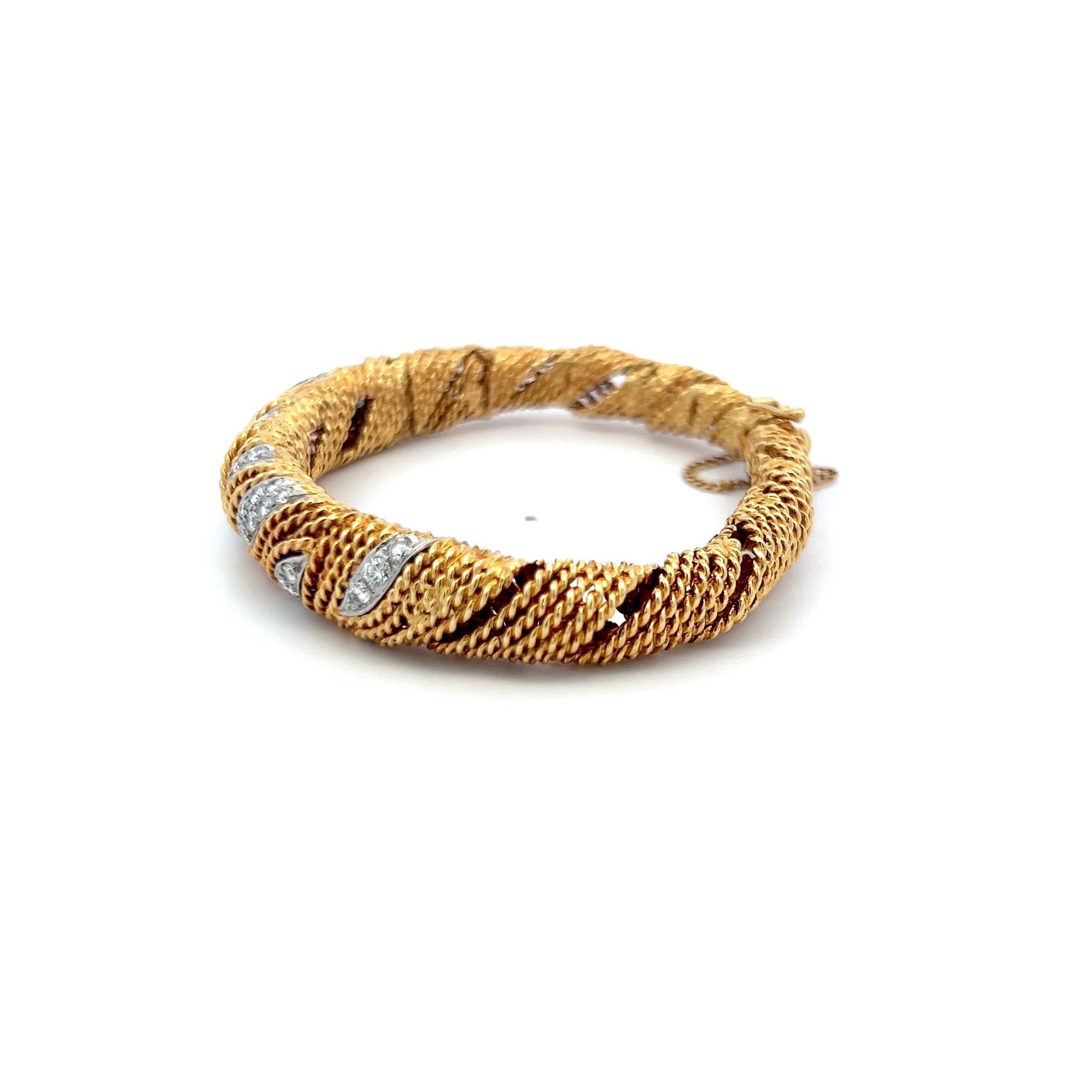 Bracelet en or jaune 18K texturé avec diamant rond brillant de 1,00 carat Pour femmes en vente