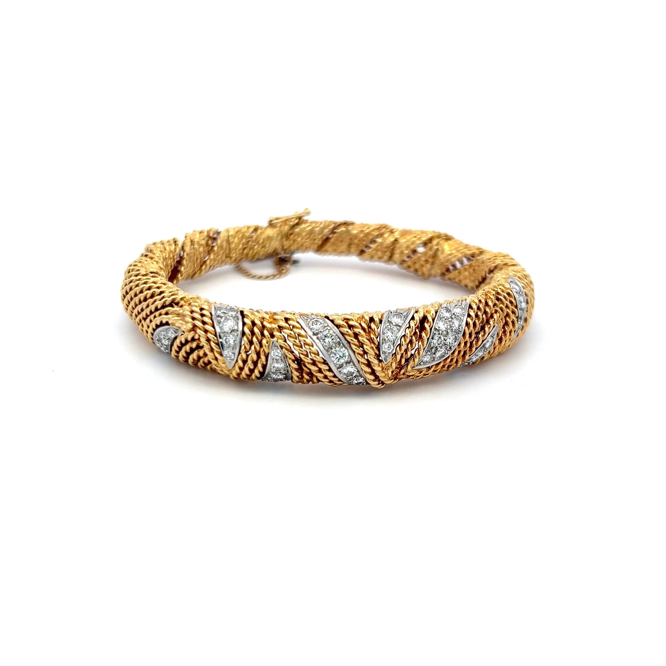 Bracelet en or jaune 18K texturé avec diamant rond brillant de 1,00 carat en vente 1