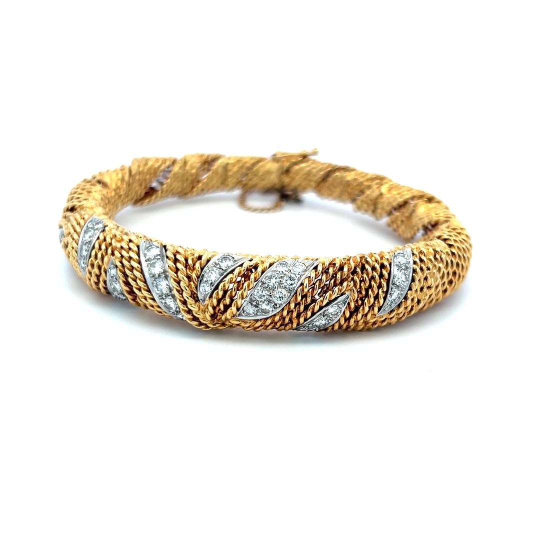 Bracelet en or jaune 18K texturé avec diamant rond brillant de 1,00 carat en vente 2