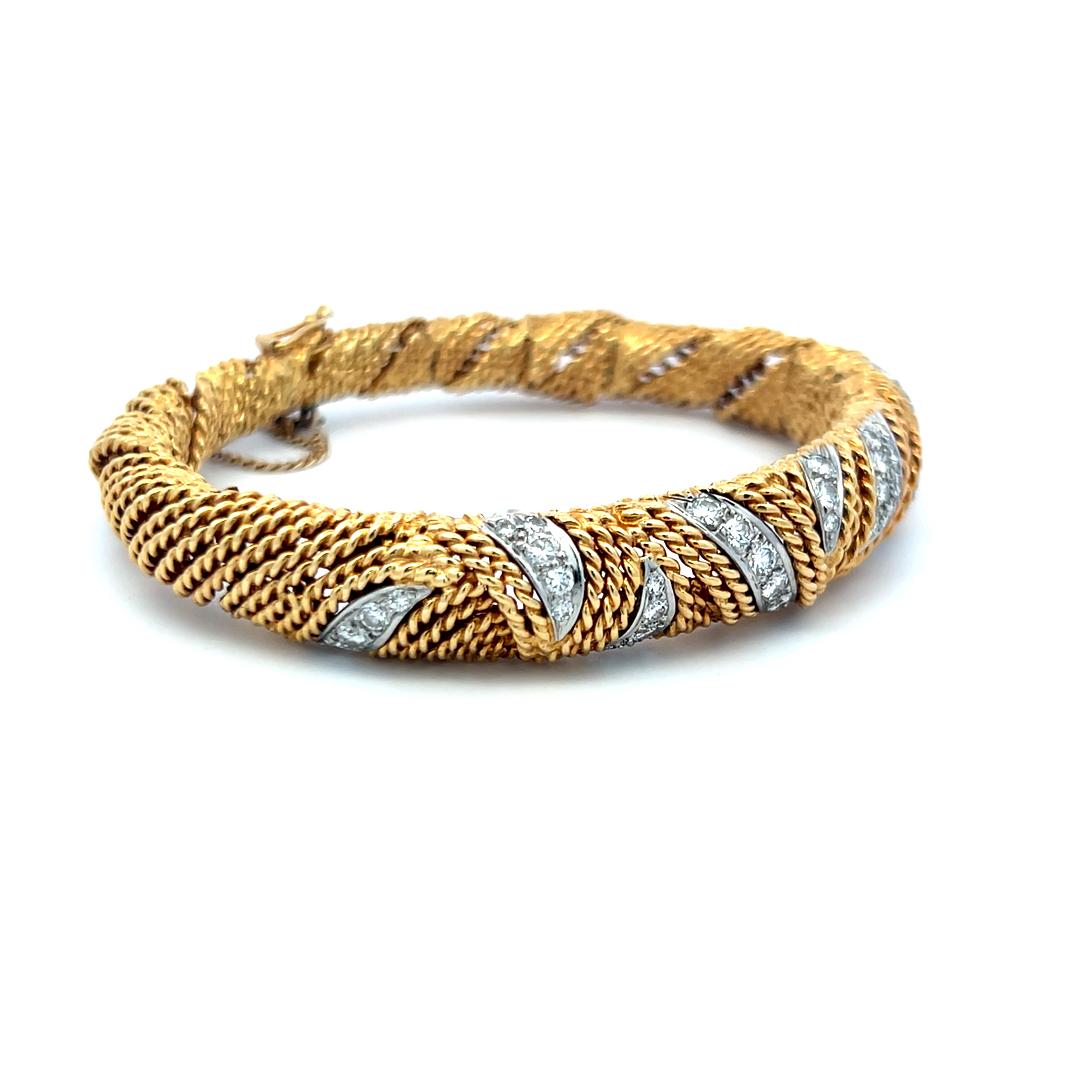 Bracelet en or jaune 18K texturé avec diamant rond brillant de 1,00 carat en vente 3