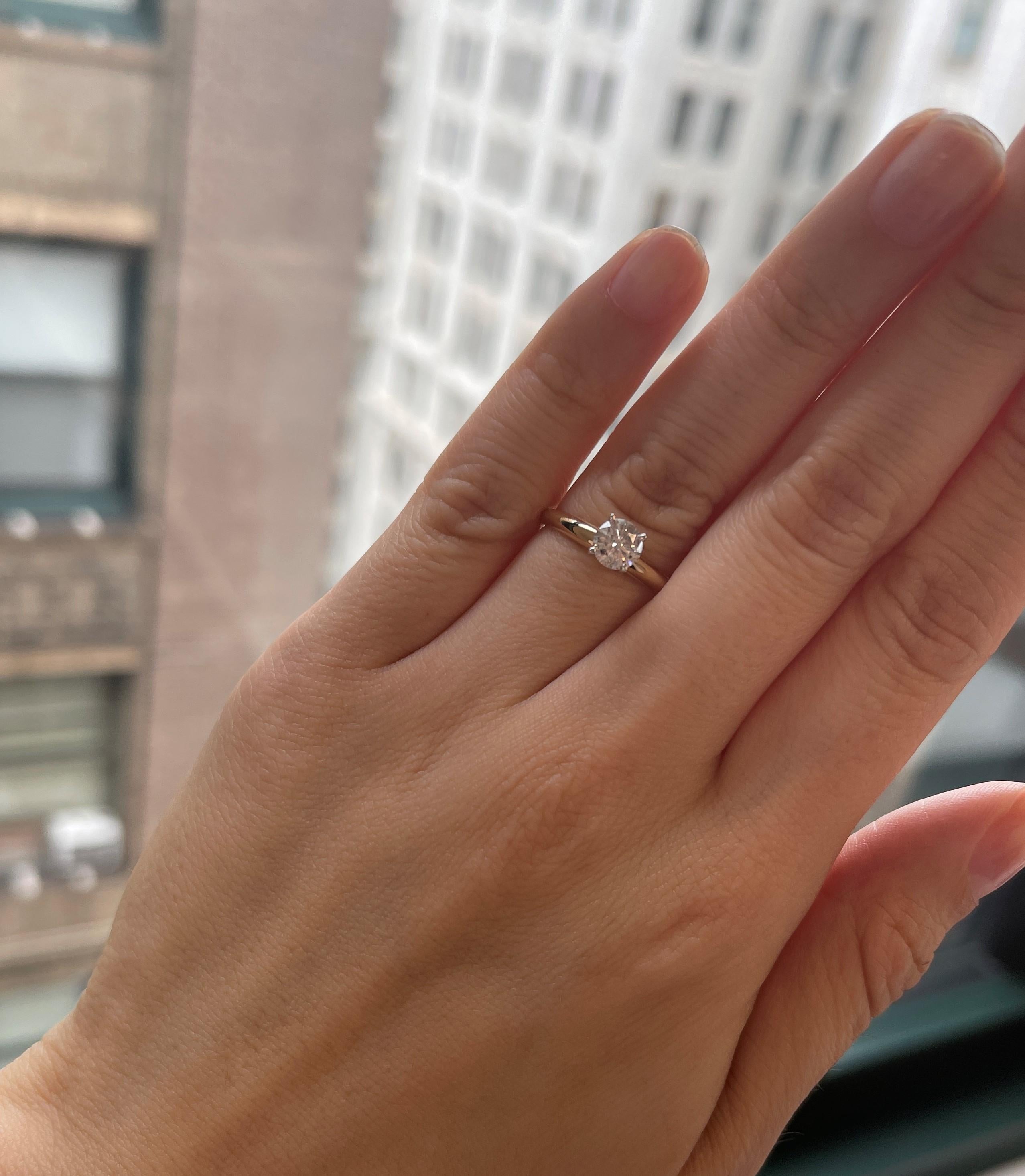 1,00 Karat runder Diamant-Ring mit 4 Krappen aus 14k Gelbgold im Zustand „Neu“ im Angebot in Chicago, IL