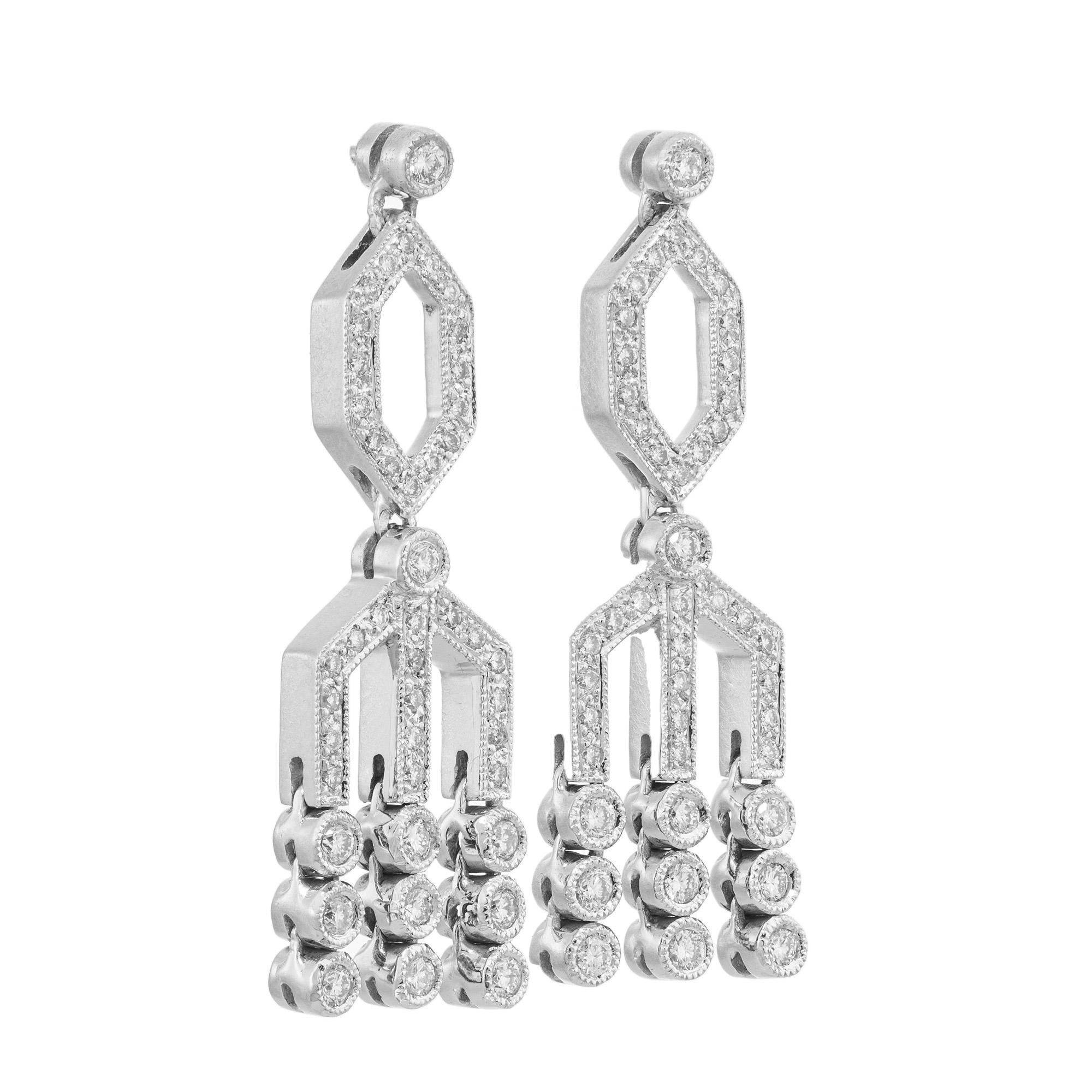 Boucles d'oreilles chandelier géométrique en or blanc 18k des années 1950. Serti de 88 diamants pleine taille d'un poids total de 1,00 carat. Les diamants scintillants captent la lumière sans effort, ajoutant une touche de luxe à tout ensemble. Le
