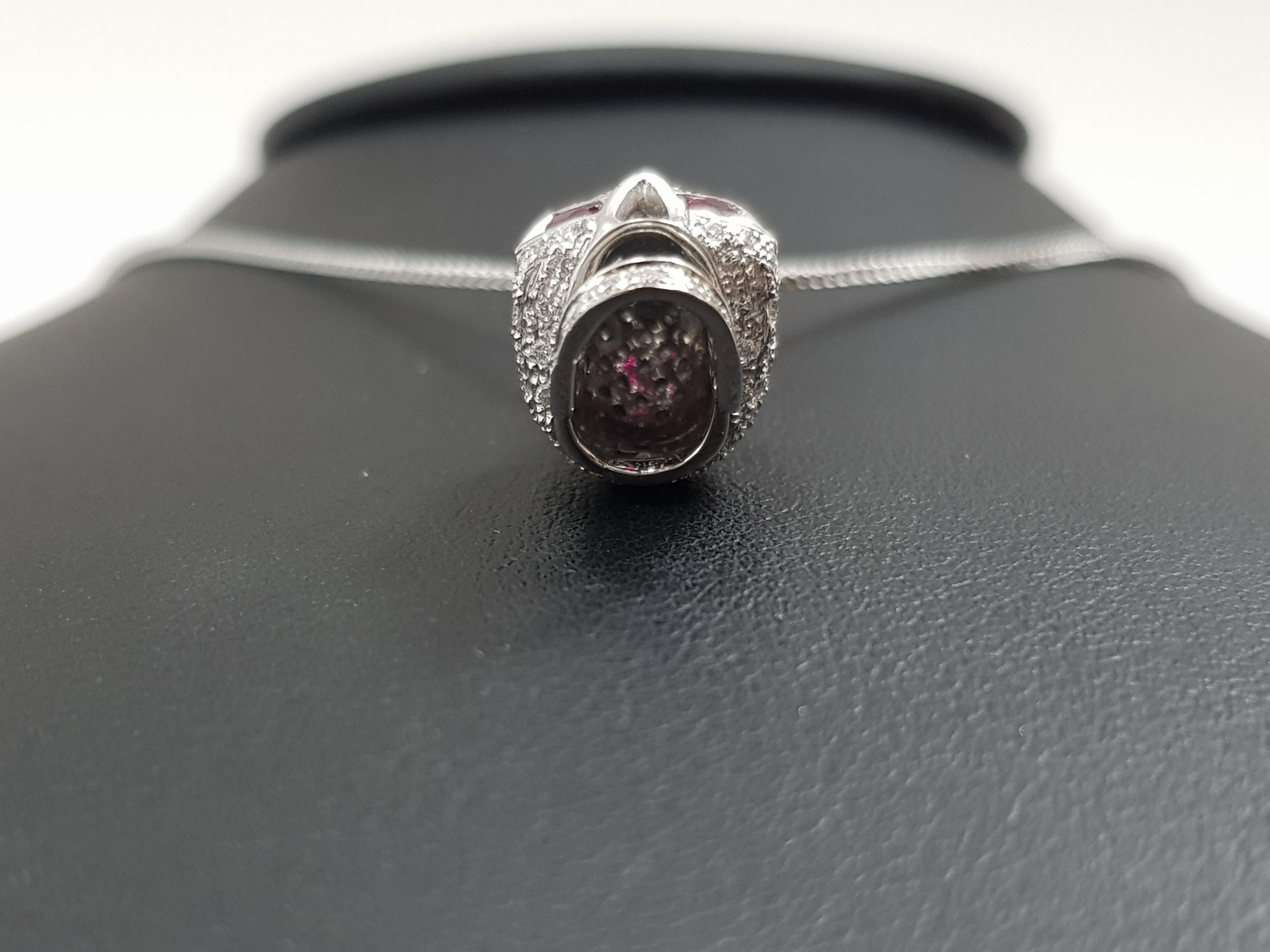 1.00 Quilate Diamante Redondo Rubí Rojo 18 Kt Oro Blanco Tresor Cráneo Collar Colgante en Nuevo estado para la venta en London, GB