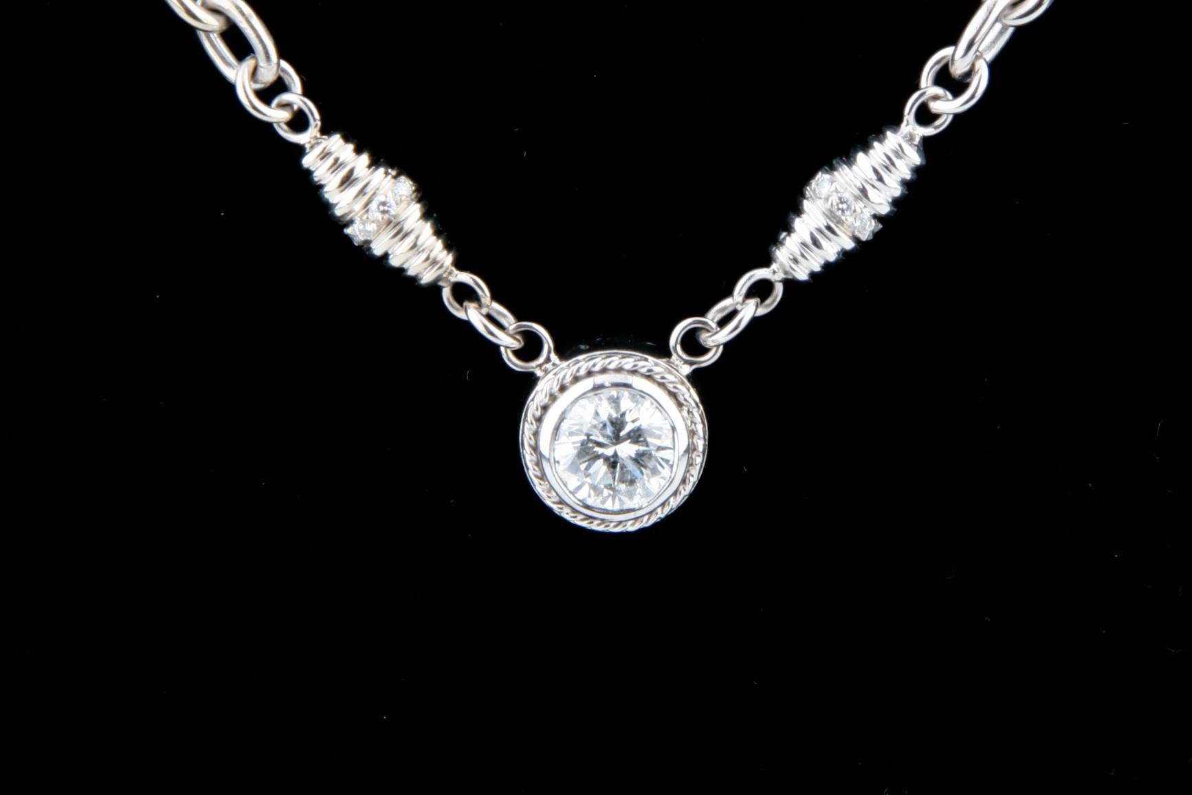 1.00 Carat Round Diamond Solitaire 18 Karat White Gold Pendant Necklace In Excellent Condition For Sale In Sherman Oaks, CA