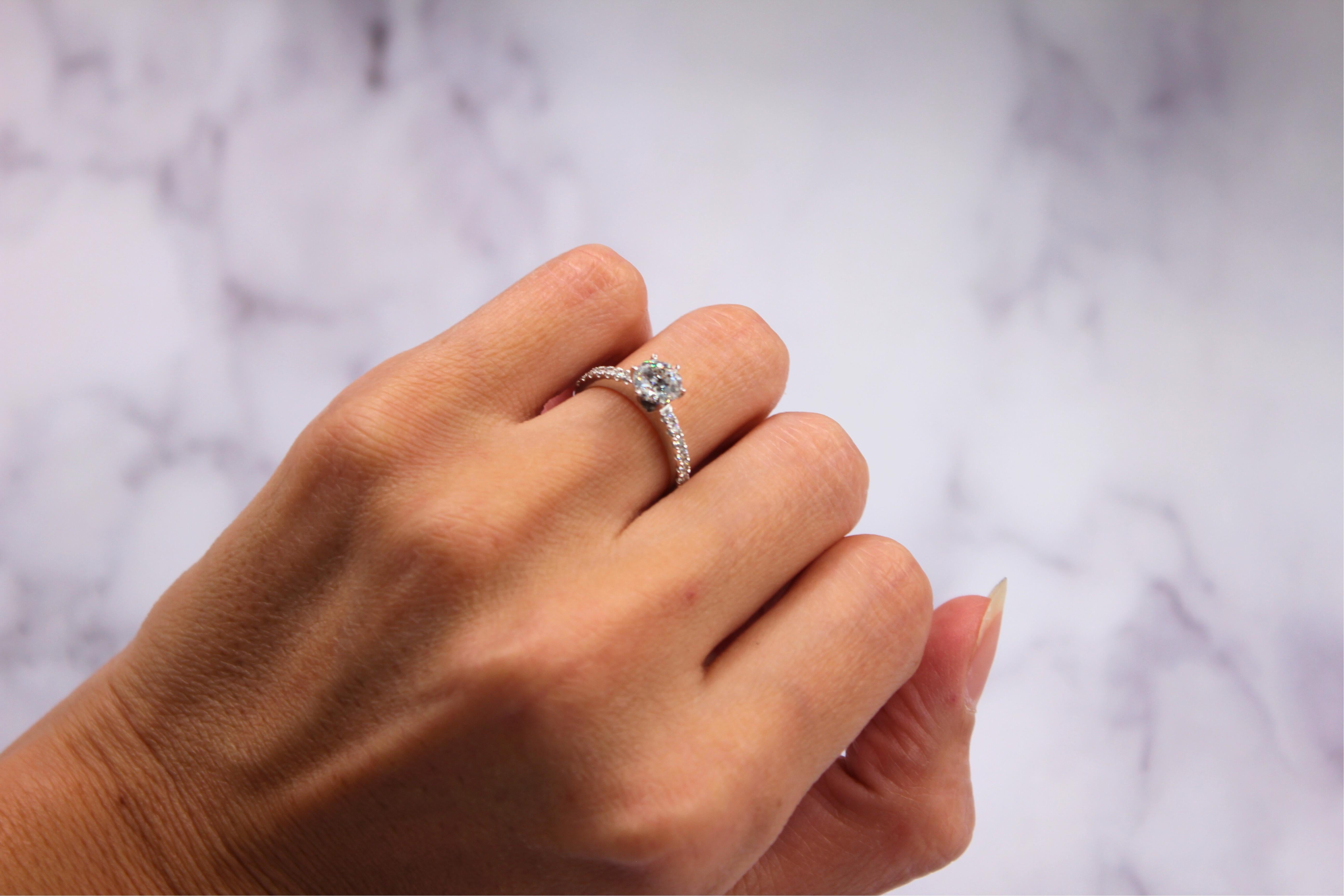 Modern 1.00 Carat Round Shape Brilliant Cut Diamond 18 Karat White Gold Engagement Ring For Sale