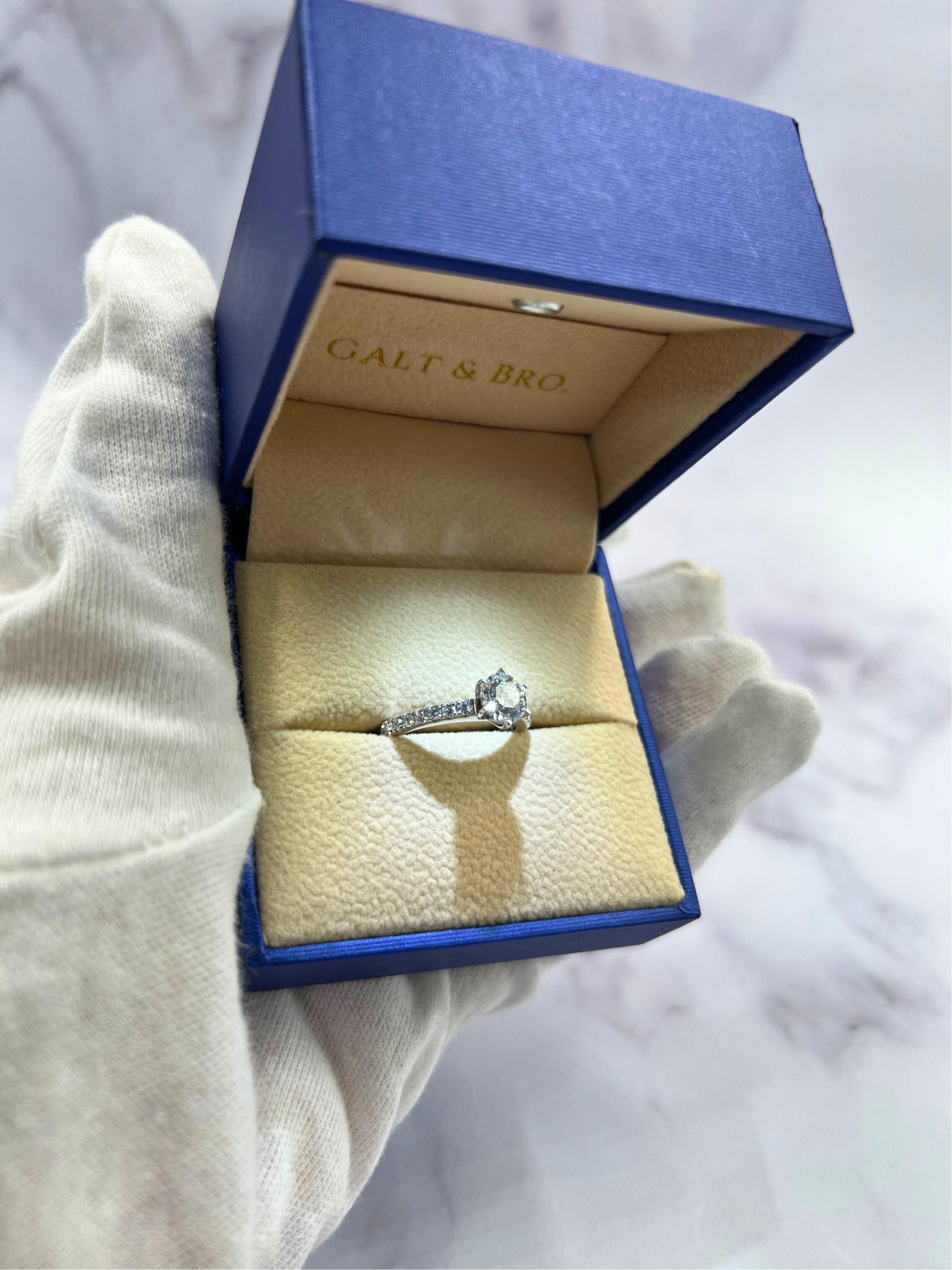 Women's 1.00 Carat Round Shape Brilliant Cut Diamond 18 Karat White Gold Engagement Ring For Sale