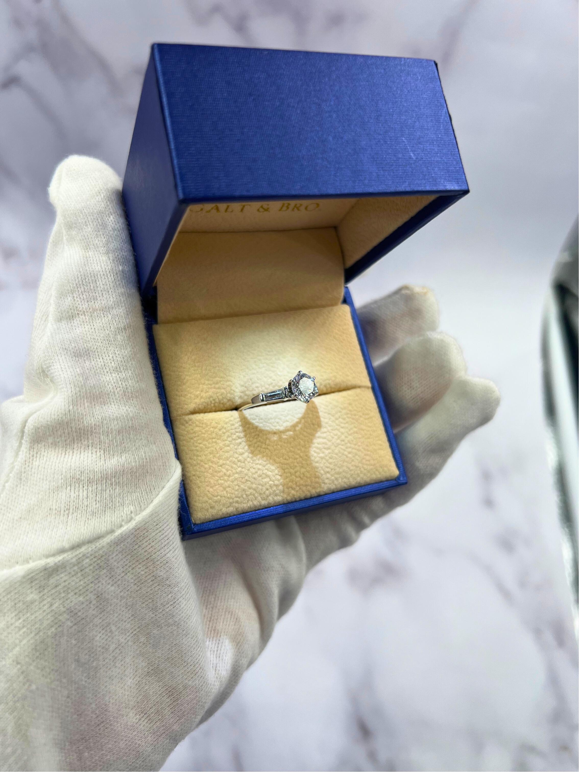 1.00 Carat Round Shape Brilliant Cut Diamond 18k White Gold Baguette Sides Ring For Sale 2