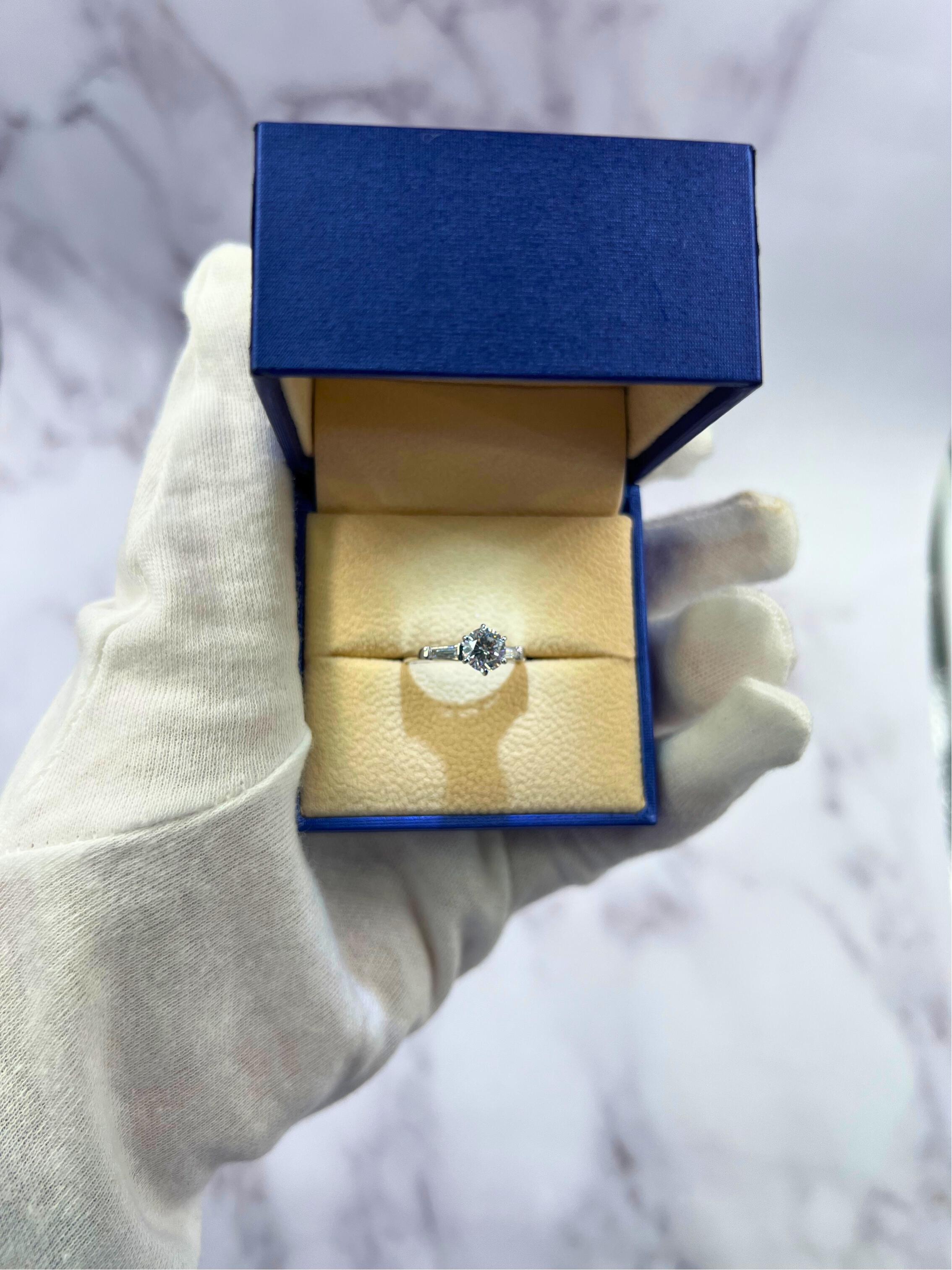 1.00 Carat Round Shape Brilliant Cut Diamond 18k White Gold Baguette Sides Ring For Sale 4