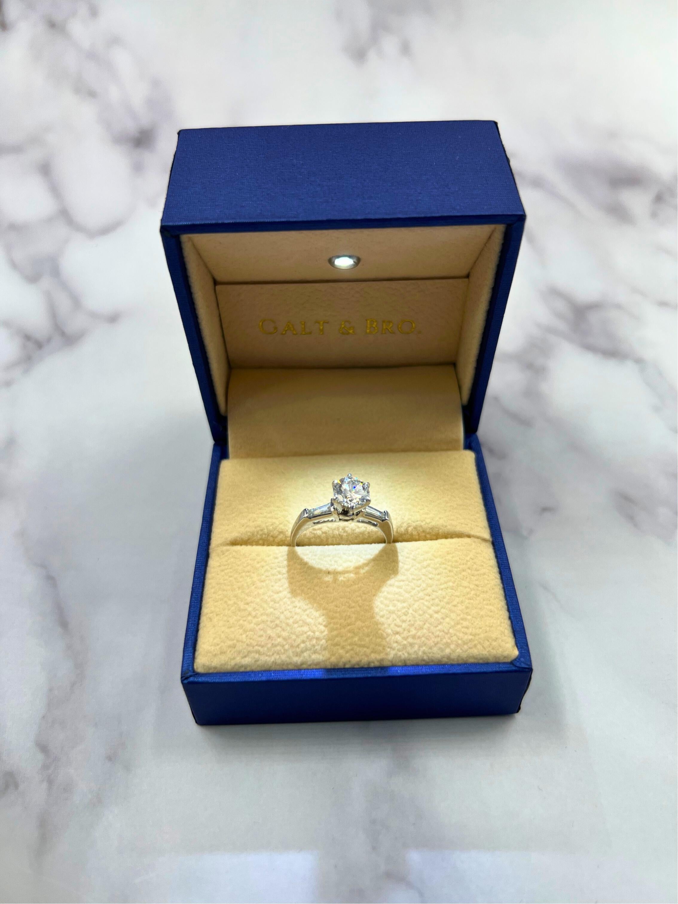 Bague en or blanc 18 carats avec diamants baguettes taille brillant de forme ronde de 1,00 carat sur les côtés en vente 6