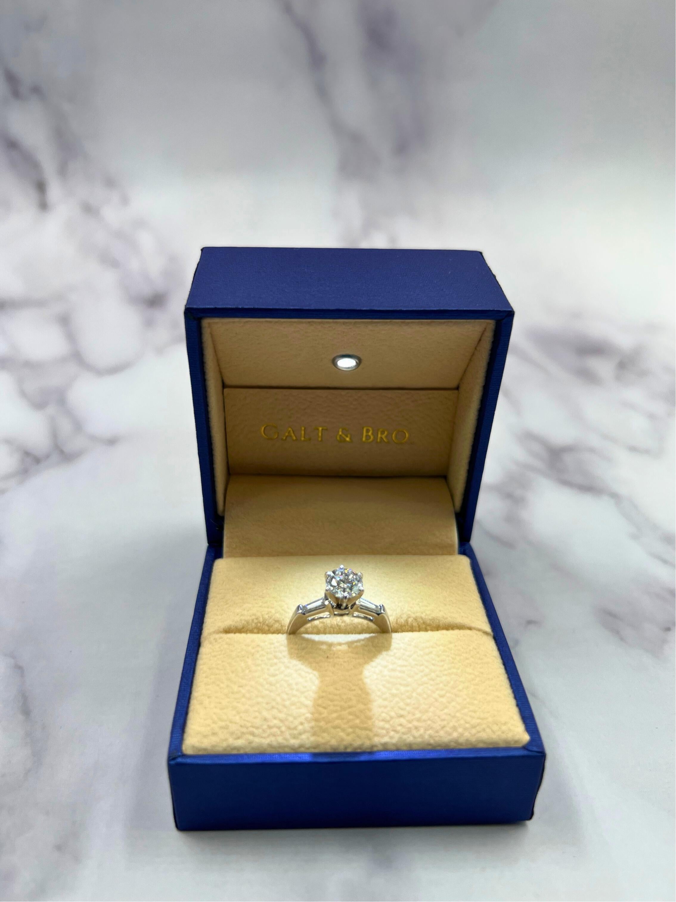 1.00 Carat Round Shape Brilliant Cut Diamond 18k White Gold Baguette Sides Ring For Sale 6