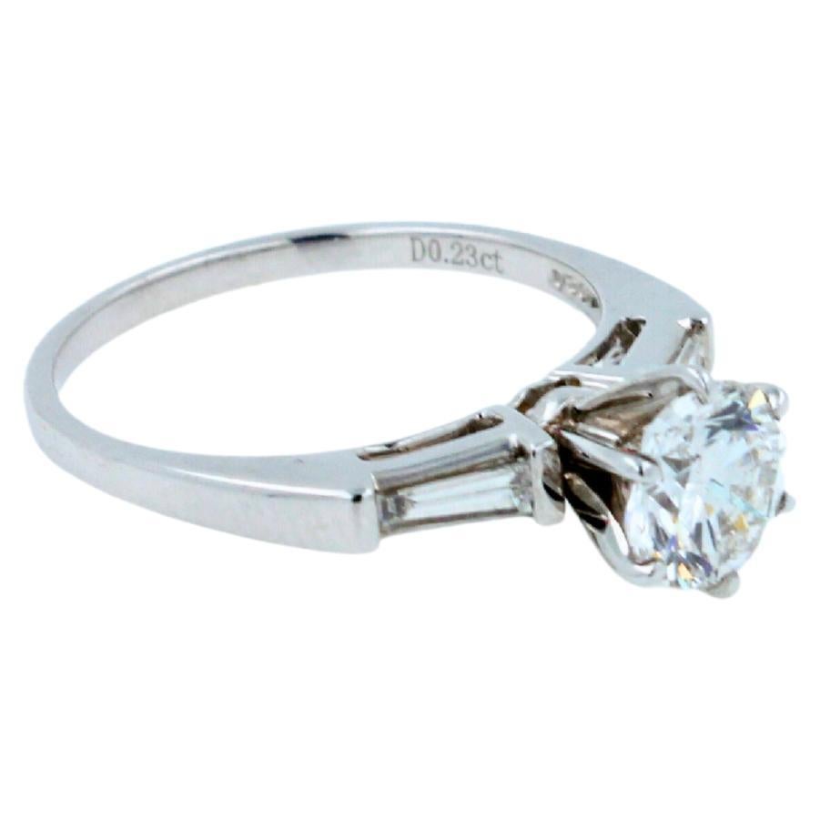 Art Deco 1.00 Carat Round Shape Brilliant Cut Diamond 18k White Gold Baguette Sides Ring For Sale