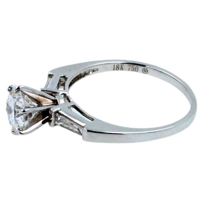 Art Deco 1.00 Carat Round Shape Brilliant Cut Diamond 18k White Gold Baguette Sides Ring For Sale
