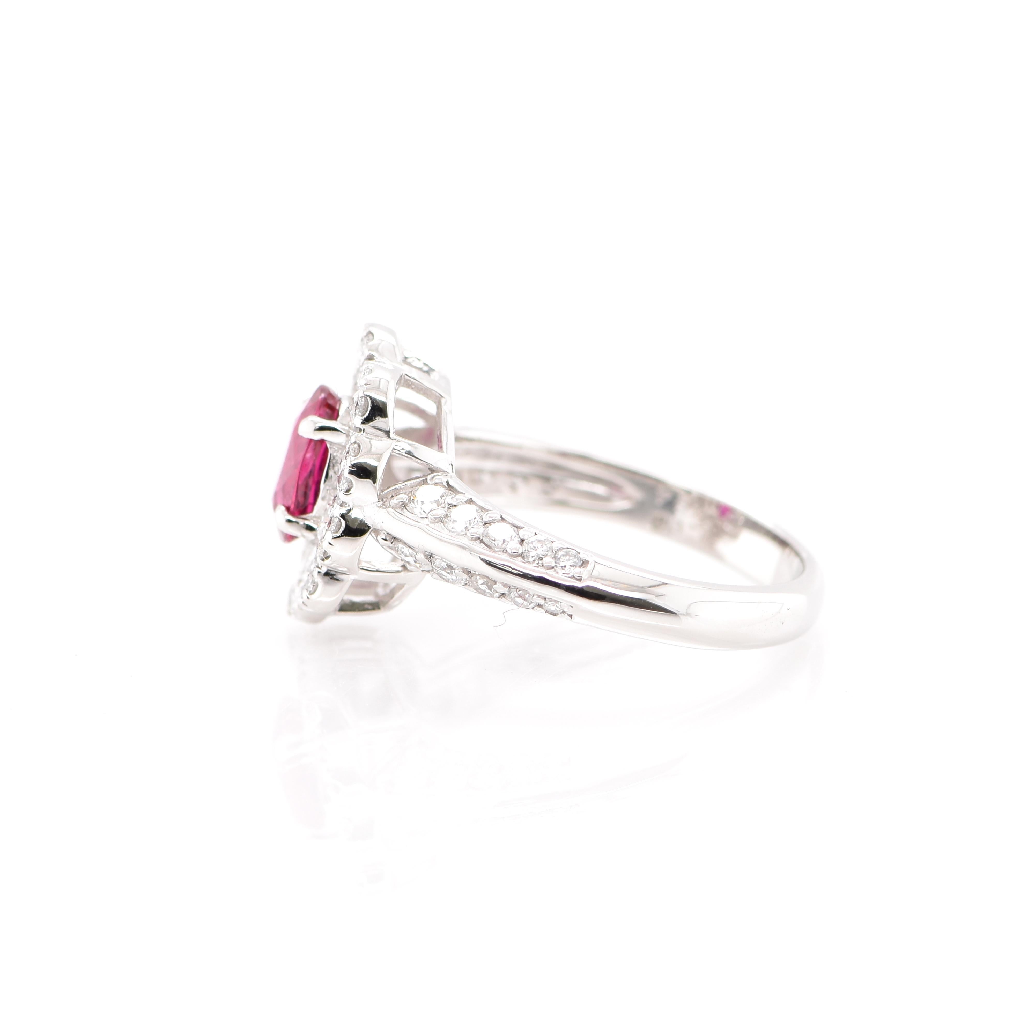 Taille ovale Bague halo en platine de 1,00 carat de rubis naturel et de diamants en vente