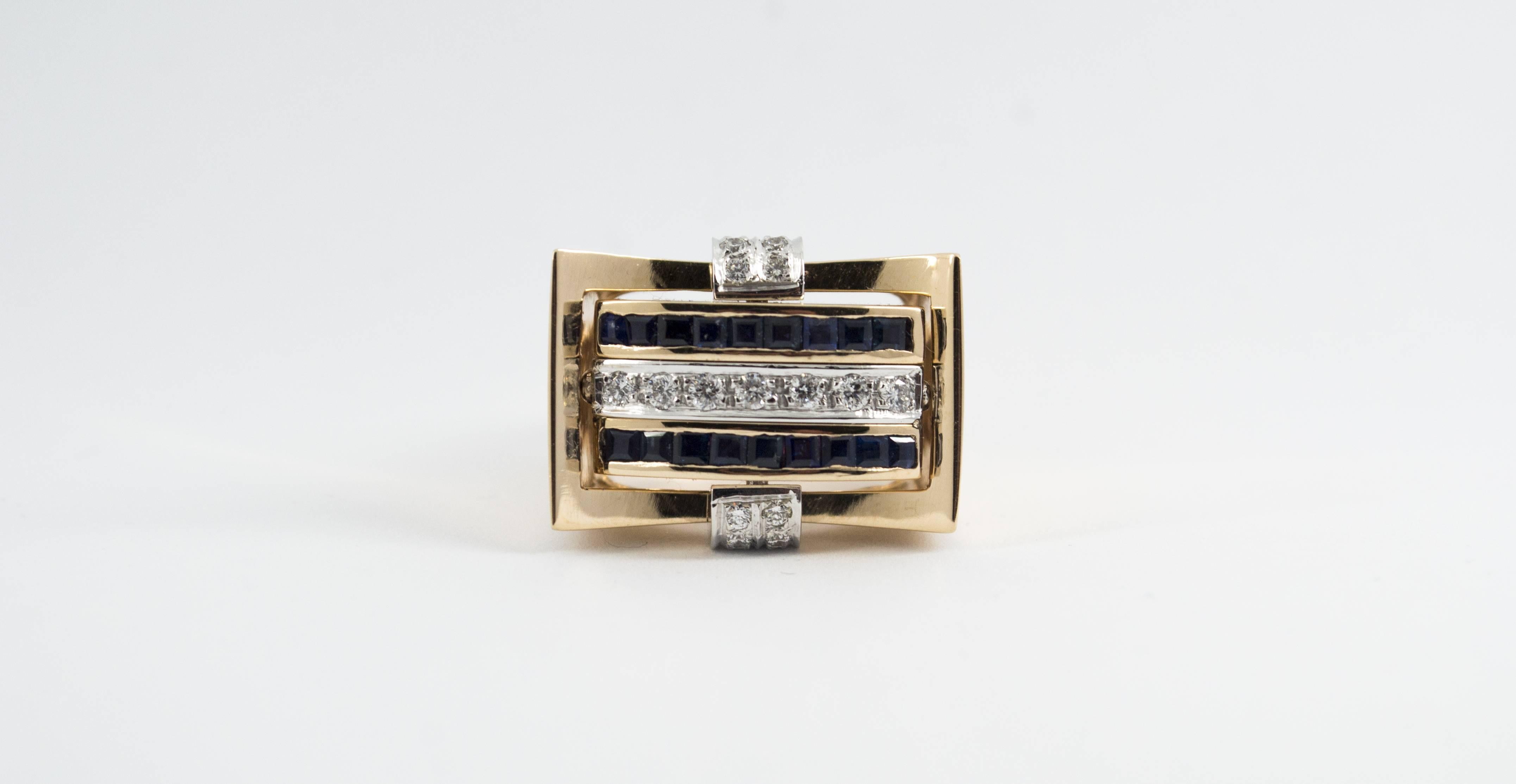 Dieser Ring ist aus 14K Gelbgold gefertigt.
Dieser Ring hat 0,50 Karat weiße Diamanten.
Dieser Ring hat 0,50 Karat Rubine.
Dieser Ring hat 0,50 Karat blaue Saphire.
Dieser Ring ist vom Stil der Renaissance inspiriert.
Größe ITA: 15 USA: 7
Da wir