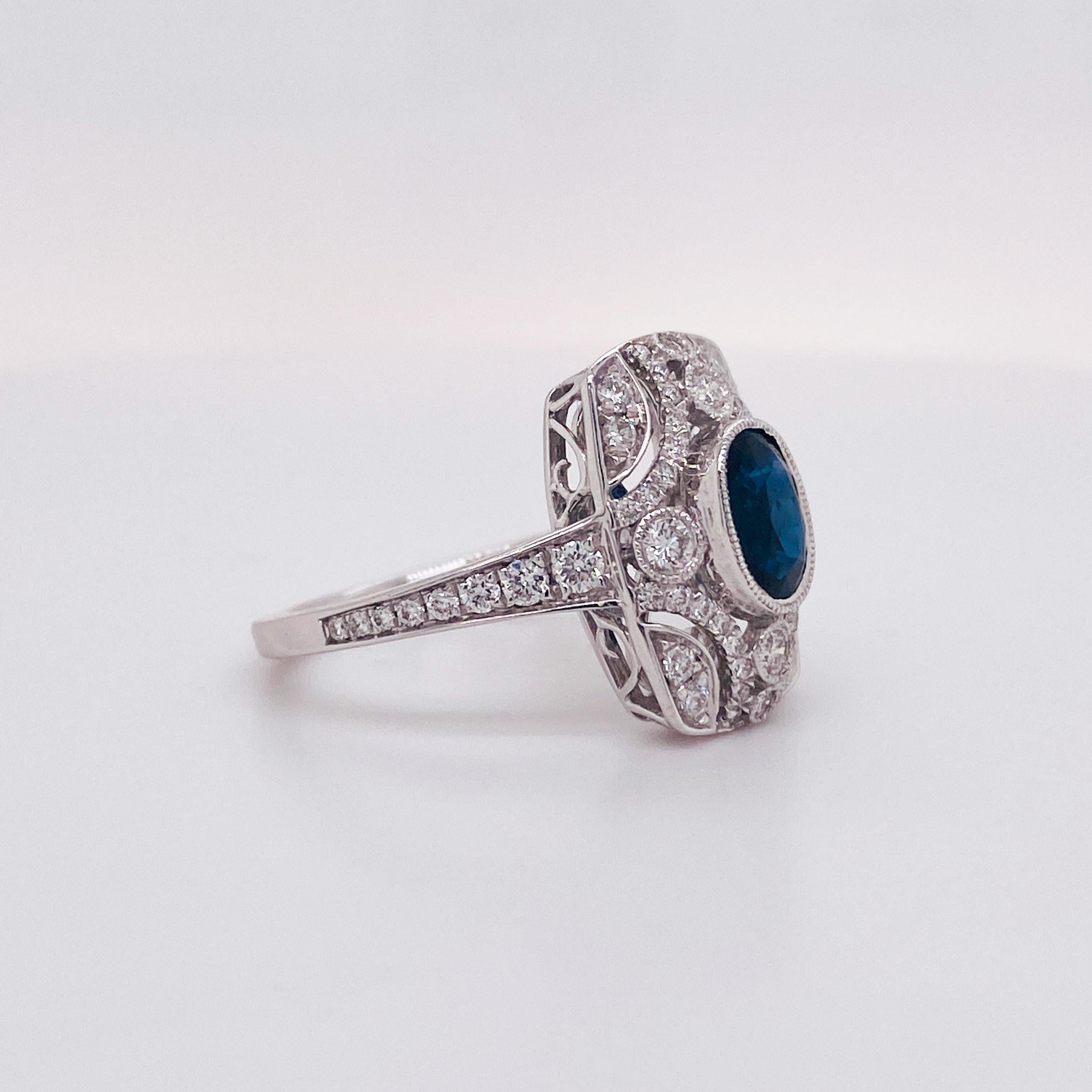 Ein zeitloser, von der Antike inspirierter Verlobungsring mit 1,00 Karat Saphir und Diamant!
Dieser Ring ist wirklich etwas Besonderes mit einem ovalen, tiefblauen, echten Saphir von 1,16 Karat, eingefasst in eine Lünettenfassung aus 18 Karat