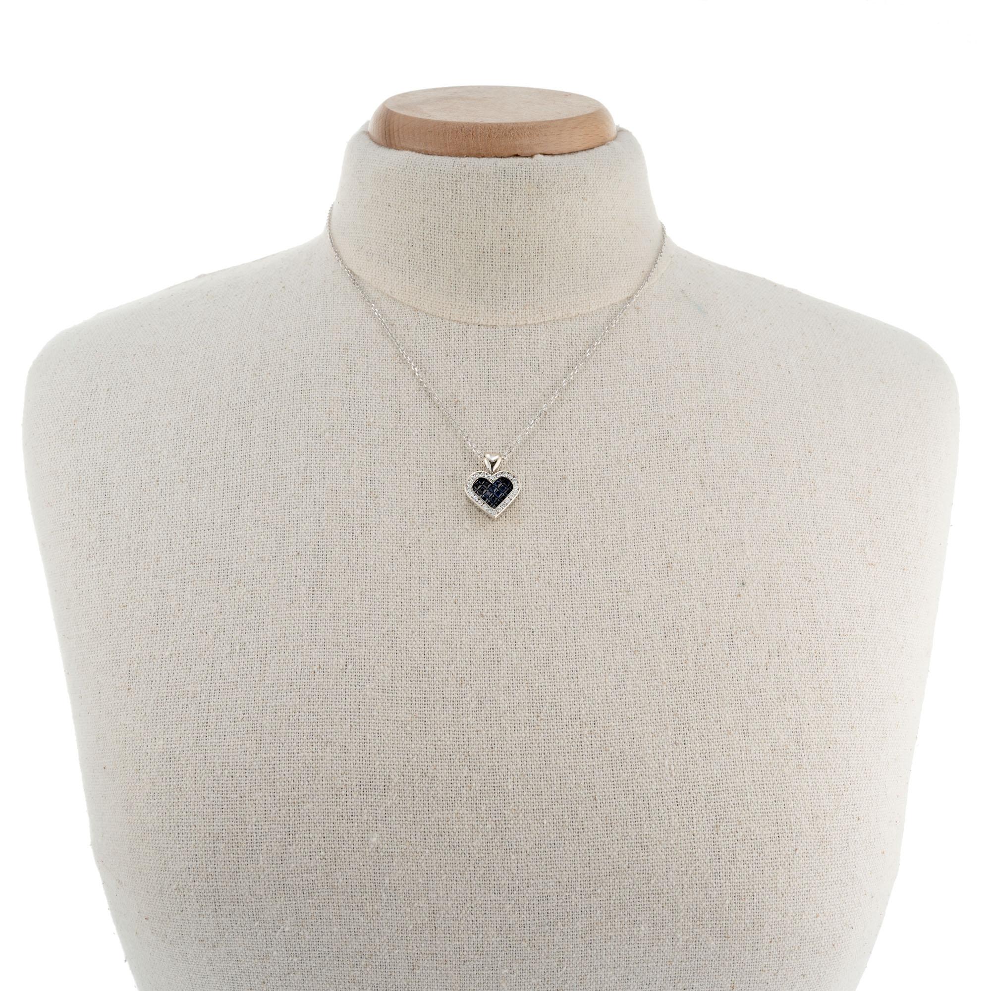 Collier pendentif cœur en or blanc avec halo de diamants et saphirs de 1,00 carat Pour femmes en vente